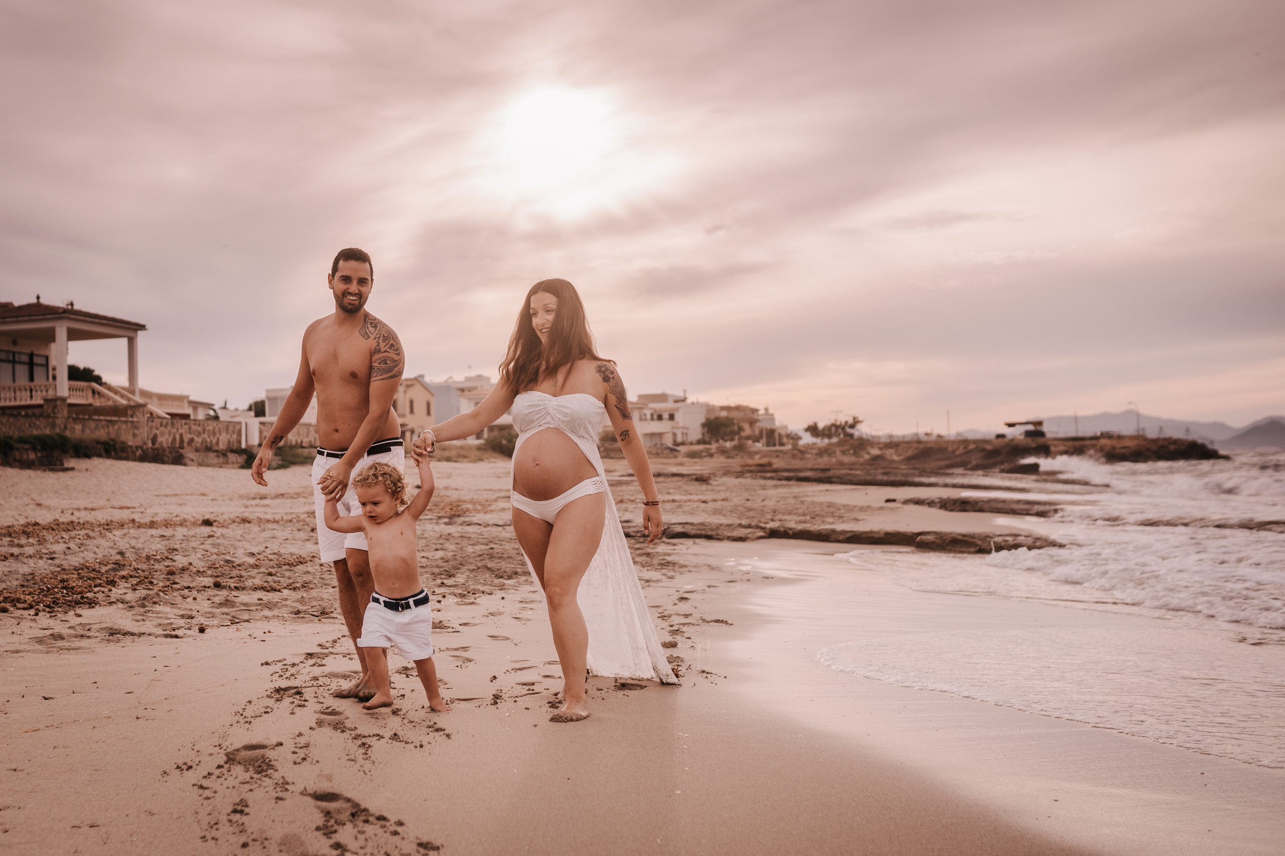 DIVIRTIENDOSE EN LA PLAYA. SPLASH Fotógrafo de bodas y familias en Palma de Mallorca | Mauricio Alcibar