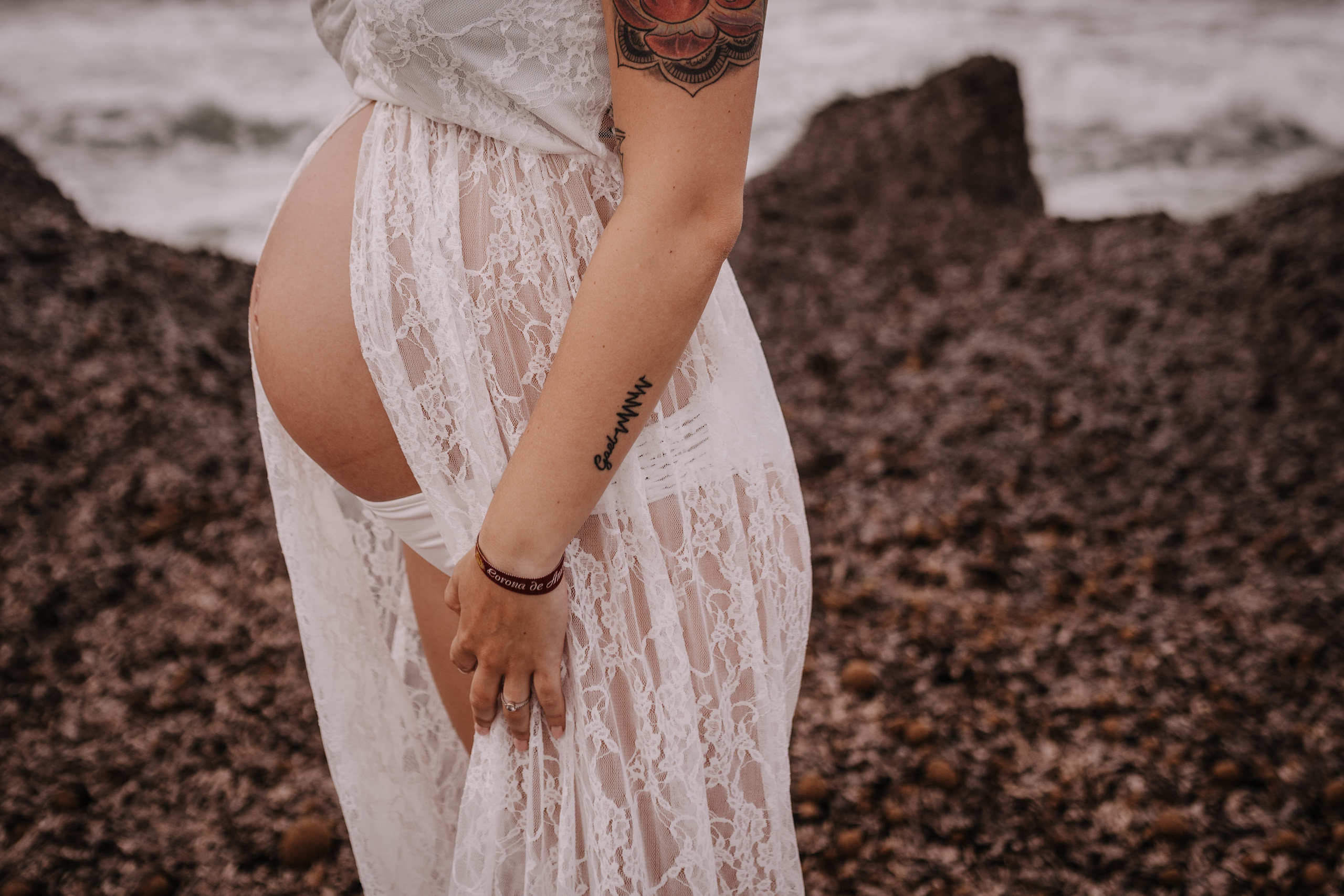 DIVIRTIENDOSE EN LA PLAYA. SPLASH Fotógrafo de bodas y familias en Palma de Mallorca | Mauricio Alcibar