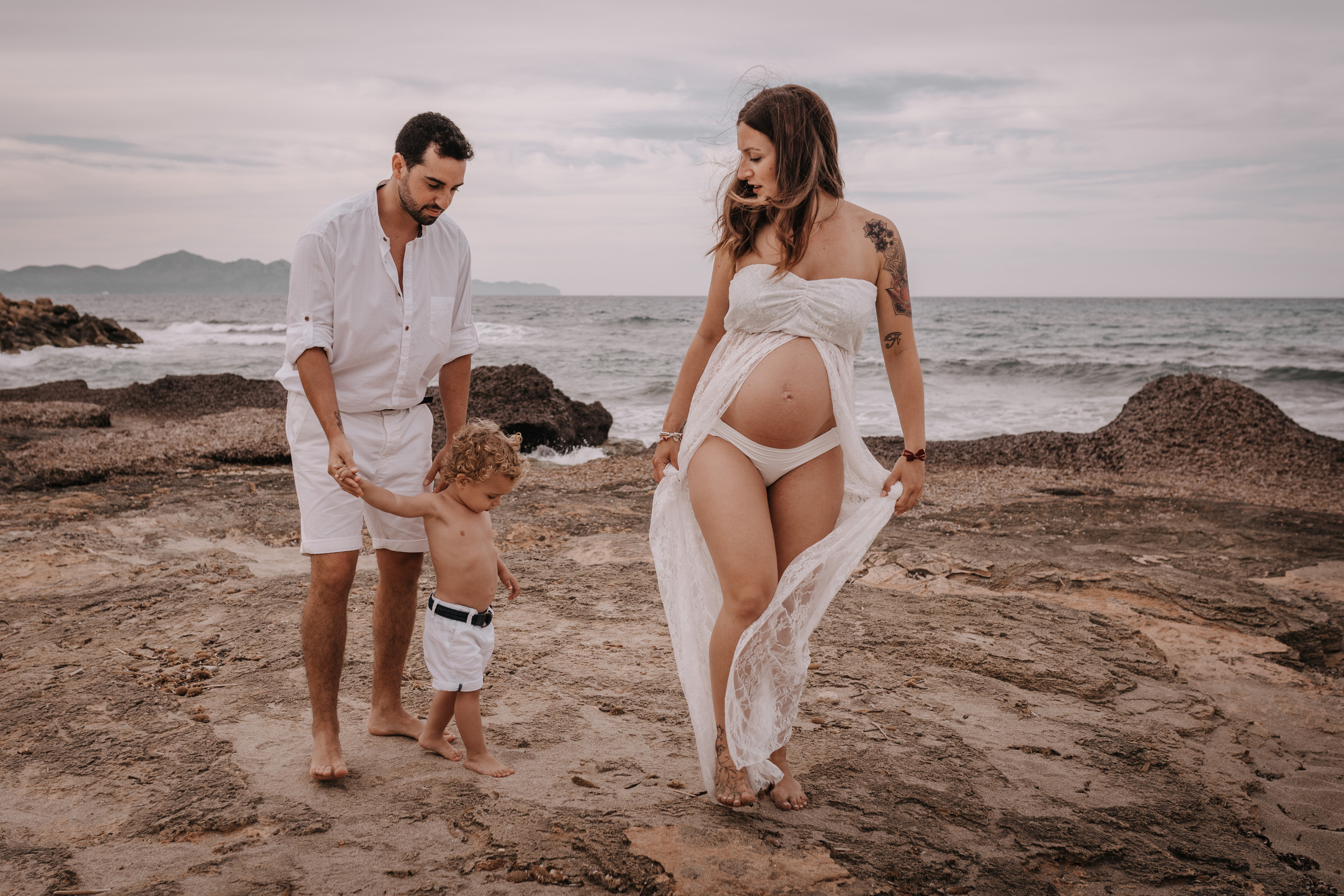 DIVIRTIENDOSE EN LA PLAYA. SPLASH Fotógrafo de bodas y familias en Palma de Mallorca | Mauricio Alcibar