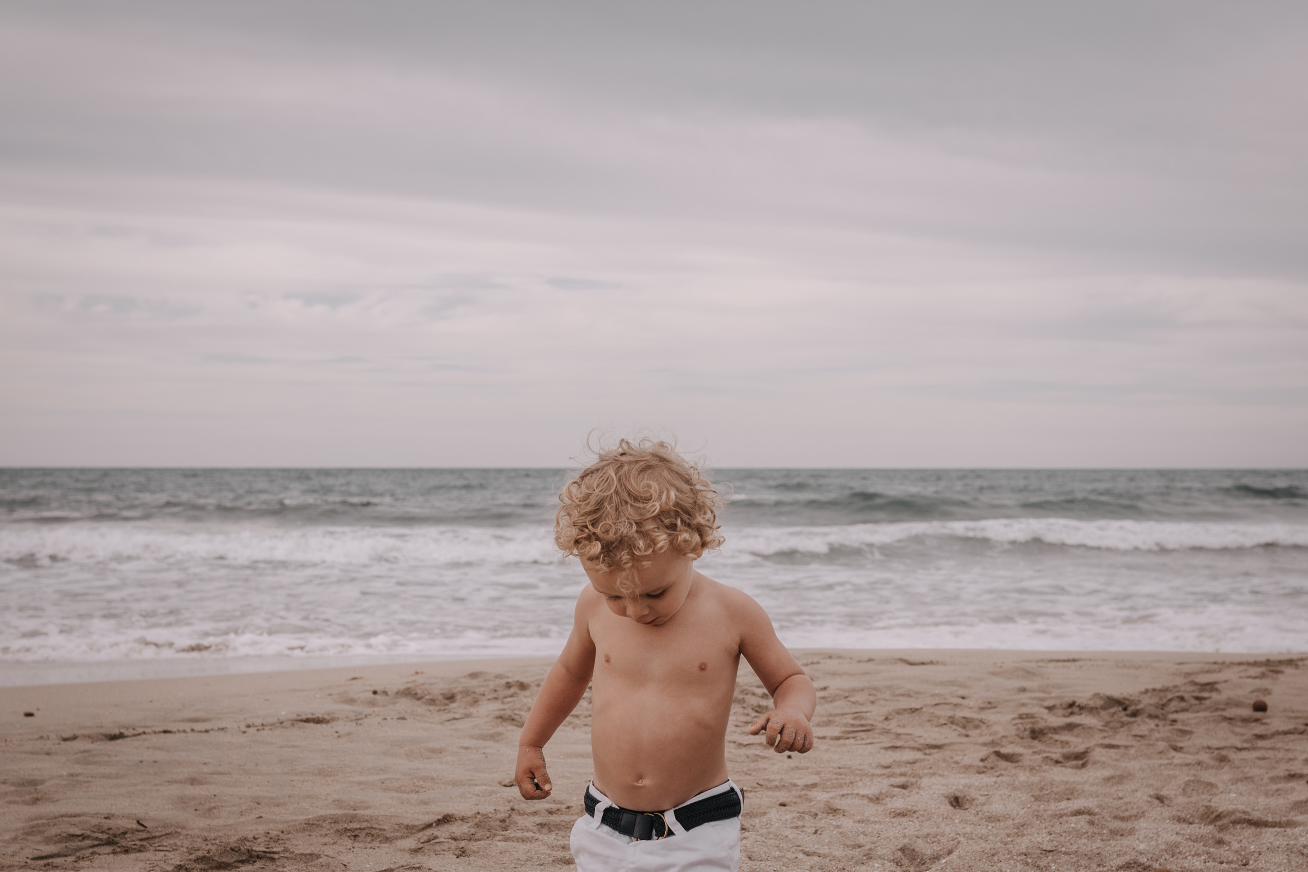 DIVIRTIENDOSE EN LA PLAYA. SPLASH Fotógrafo de bodas y familias en Palma de Mallorca | Mauricio Alcibar