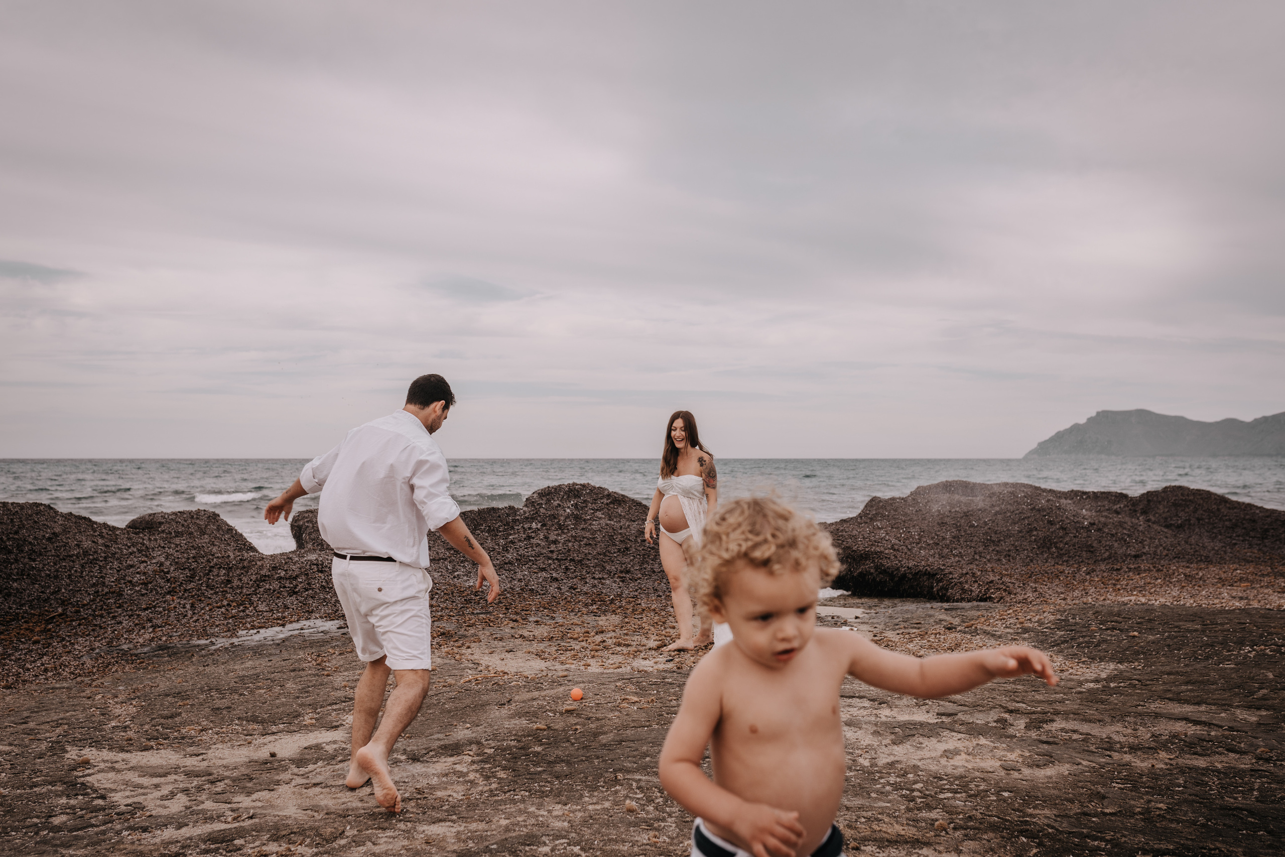 DIVIRTIENDOSE EN LA PLAYA. SPLASH Fotógrafo de bodas y familias en Palma de Mallorca | Mauricio Alcibar