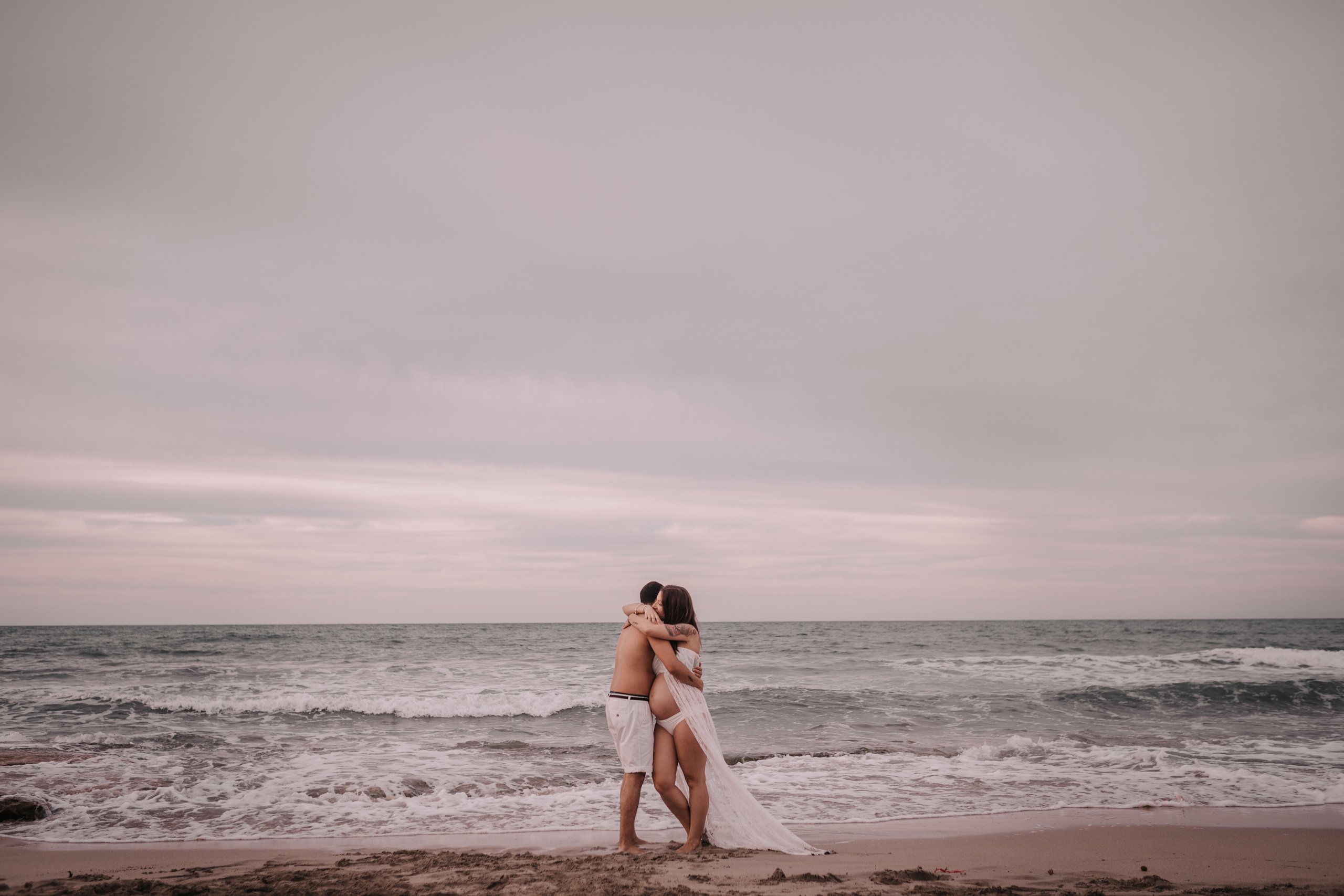 DIVIRTIENDOSE EN LA PLAYA. SPLASH Fotógrafo de bodas y familias en Palma de Mallorca | Mauricio Alcibar