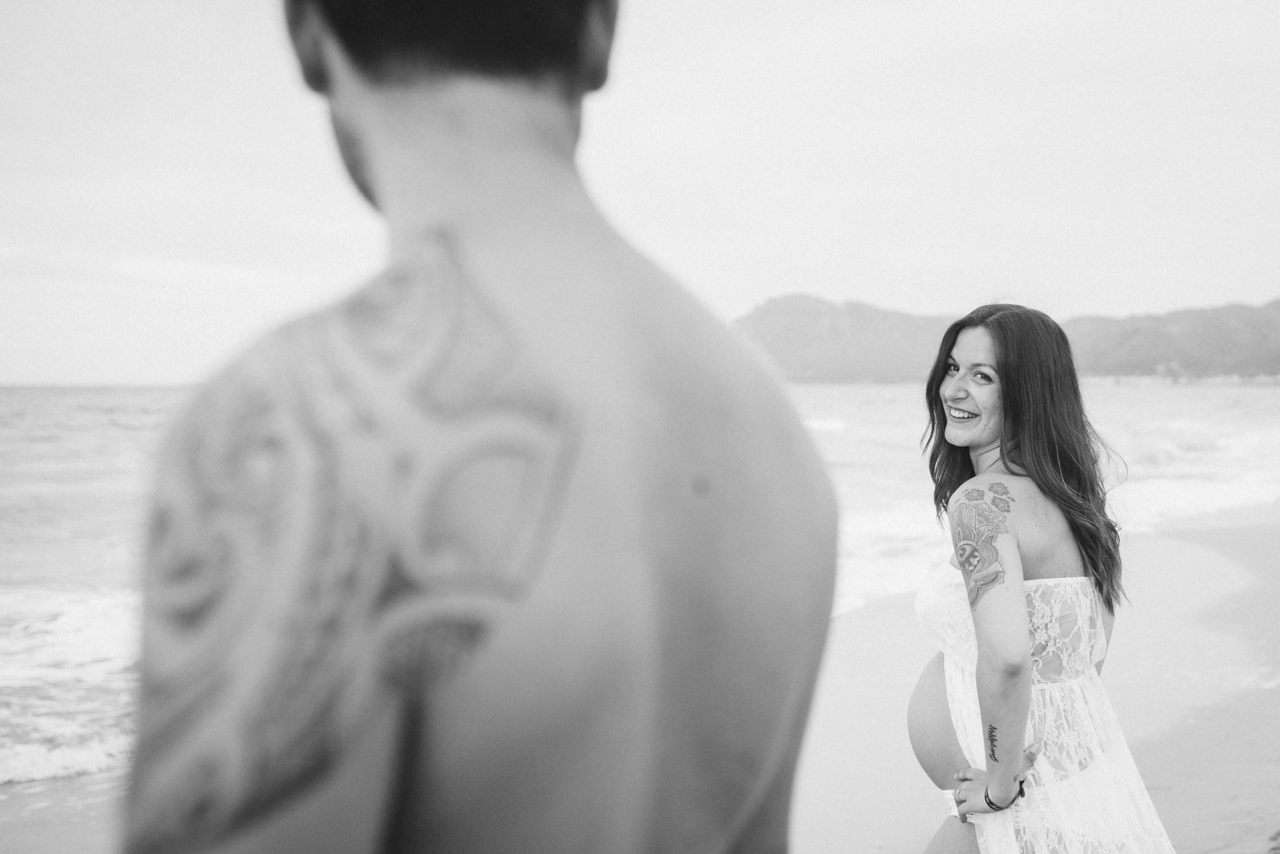 DIVIRTIENDOSE EN LA PLAYA. SPLASH Fotógrafo de bodas y familias en Palma de Mallorca | Mauricio Alcibar