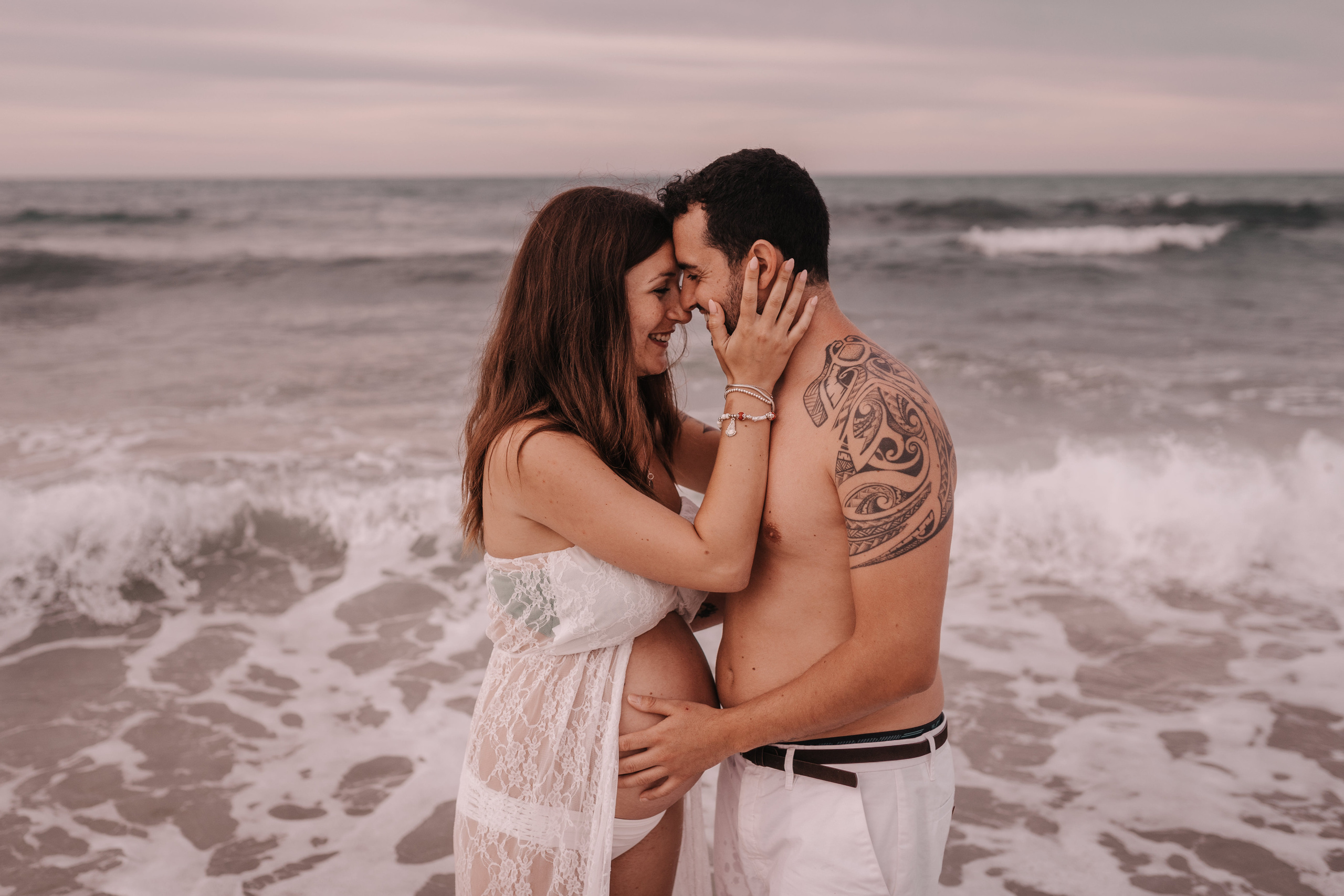 DIVIRTIENDOSE EN LA PLAYA. SPLASH Fotógrafo de bodas y familias en Palma de Mallorca | Mauricio Alcibar