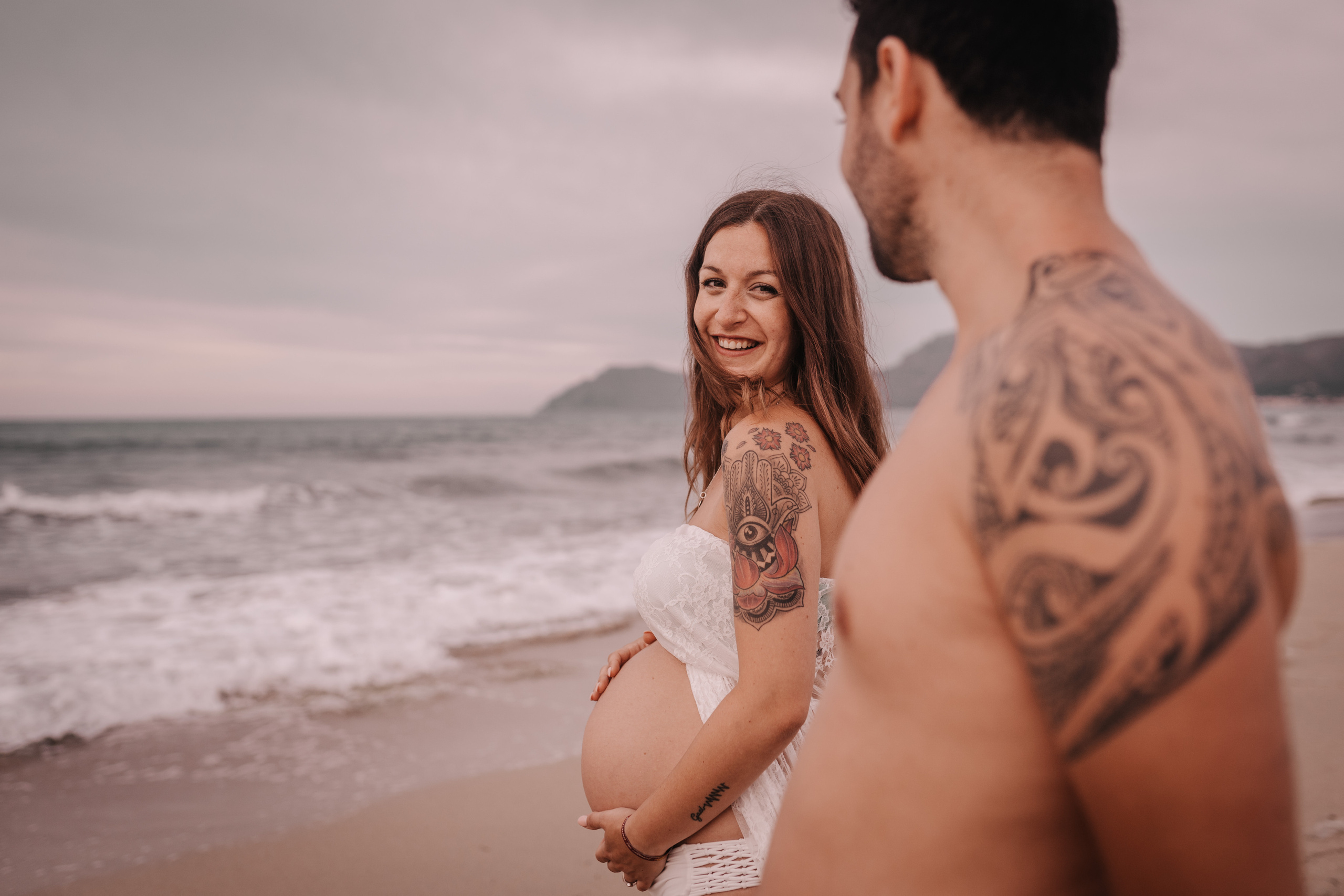 DIVIRTIENDOSE EN LA PLAYA. SPLASH Fotógrafo de bodas y familias en Palma de Mallorca | Mauricio Alcibar