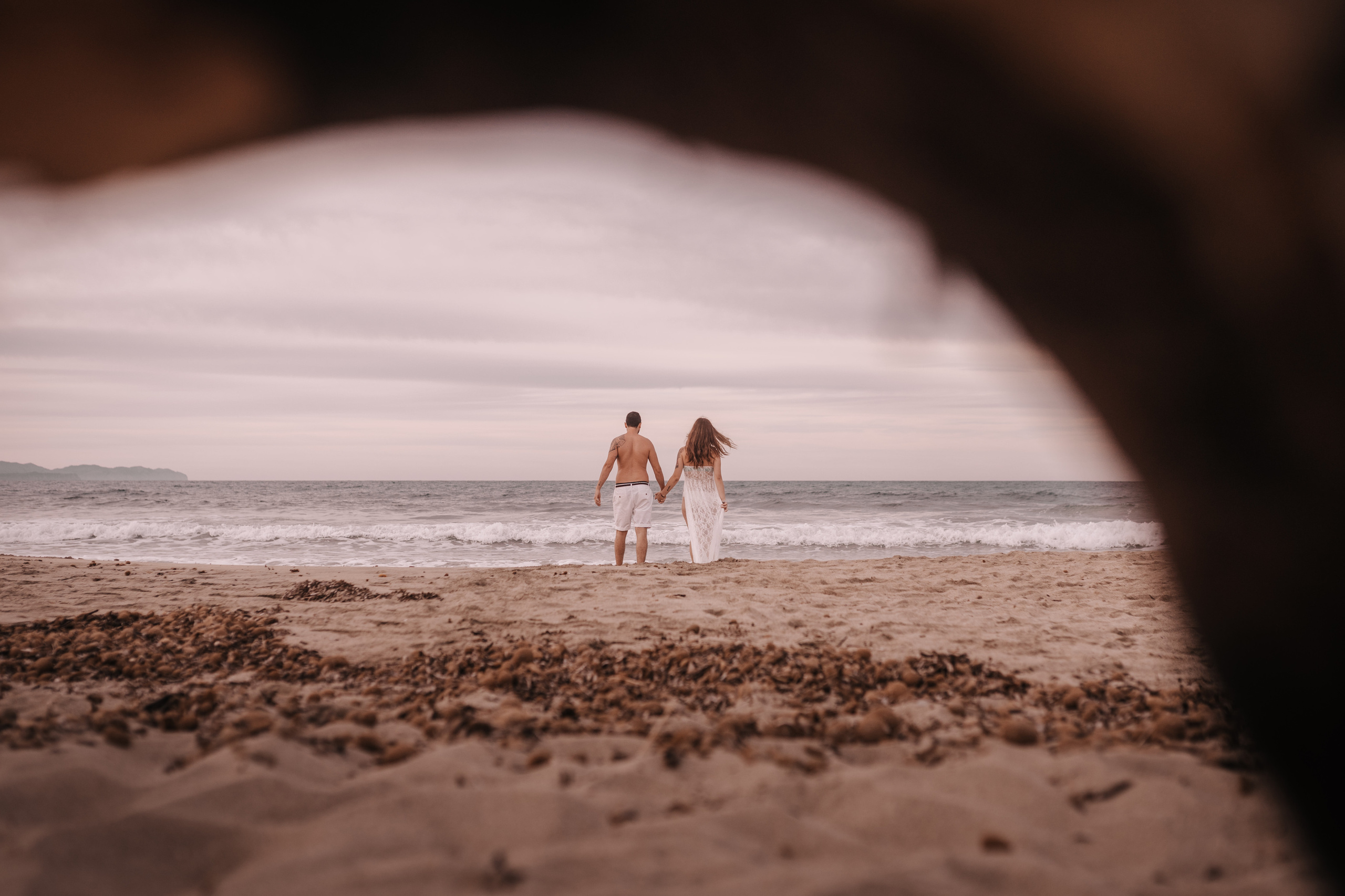 DIVIRTIENDOSE EN LA PLAYA. SPLASH Fotógrafo de bodas y familias en Palma de Mallorca | Mauricio Alcibar