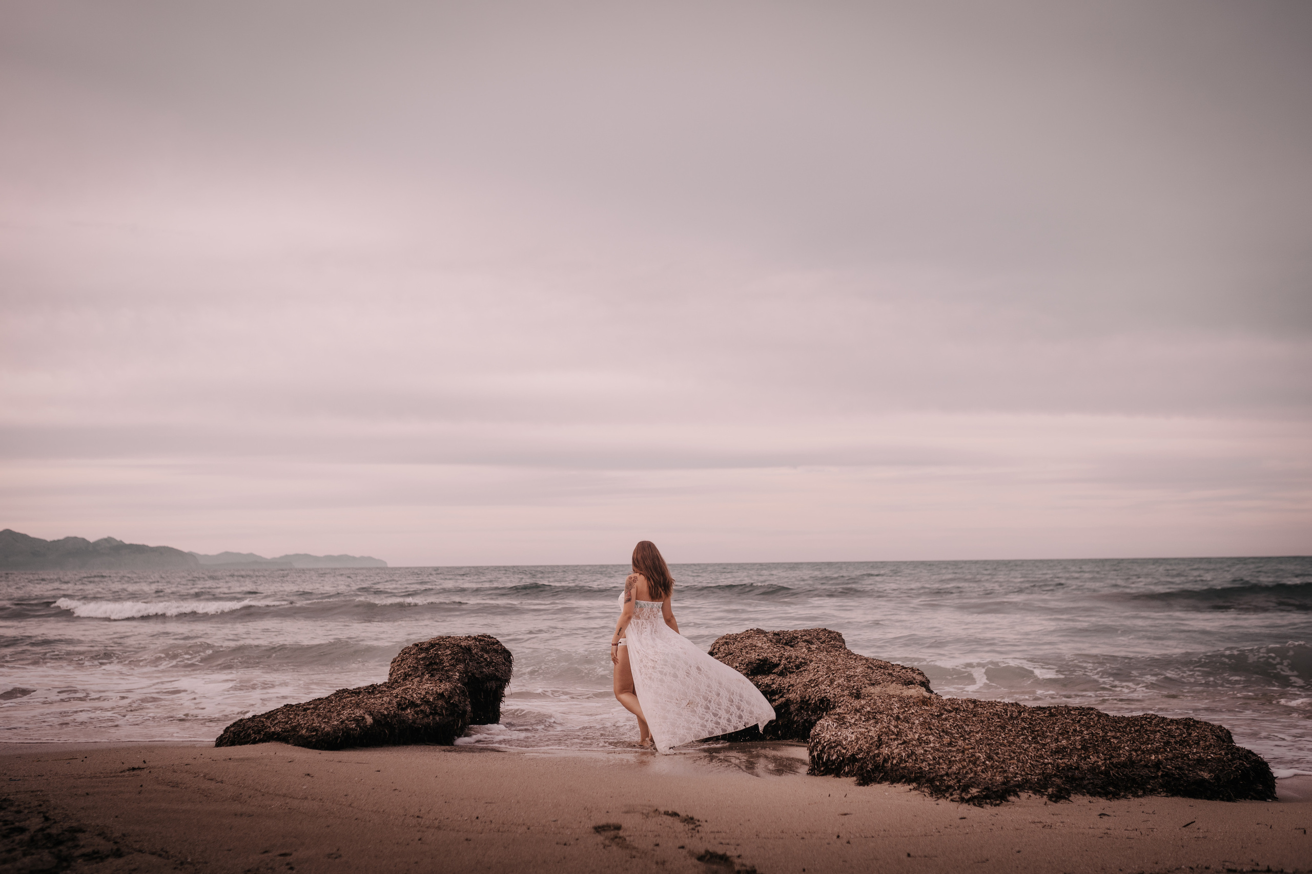 DIVIRTIENDOSE EN LA PLAYA. SPLASH Fotógrafo de bodas y familias en Palma de Mallorca | Mauricio Alcibar