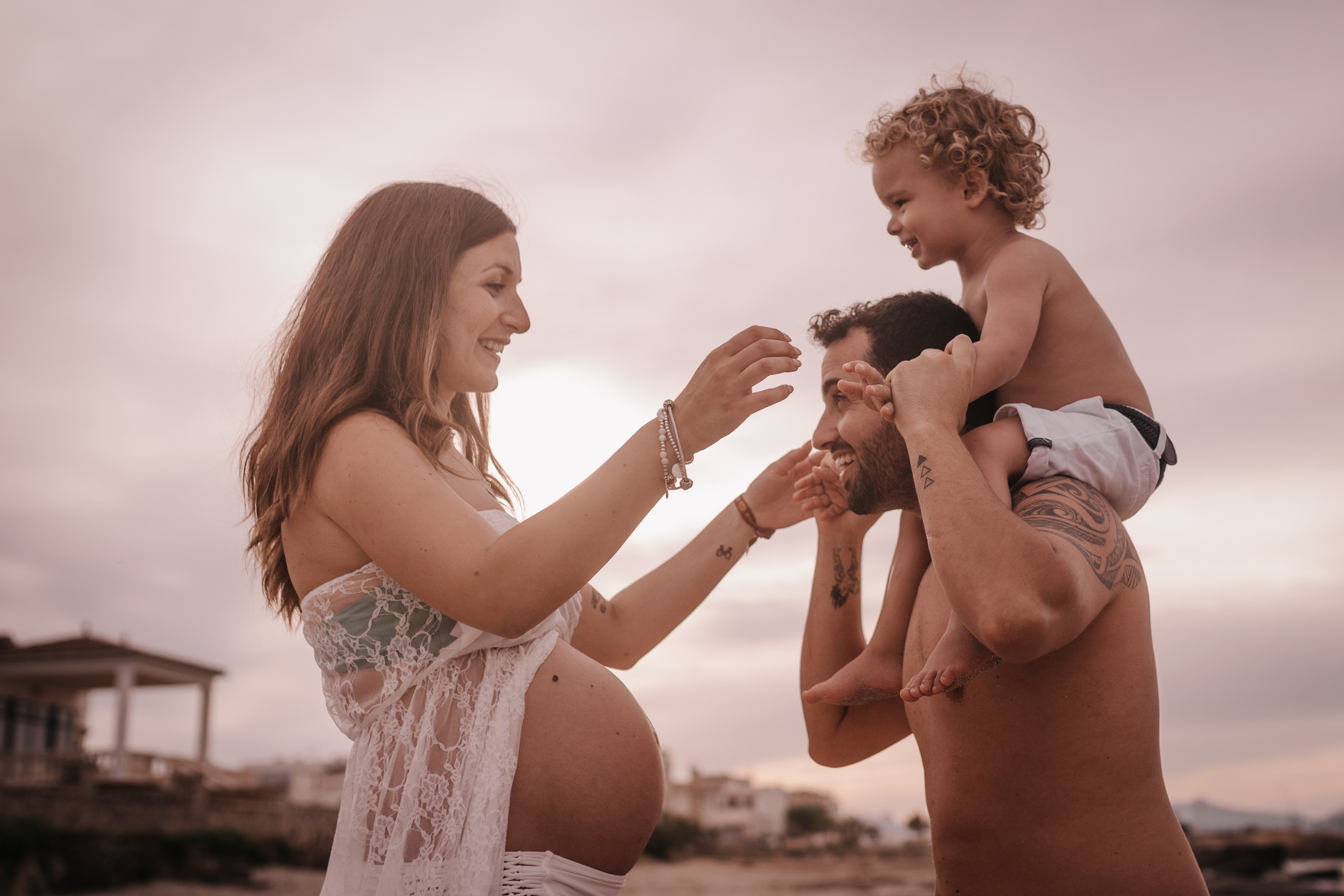 DIVIRTIENDOSE EN LA PLAYA. SPLASH Fotógrafo de bodas y familias en Palma de Mallorca | Mauricio Alcibar