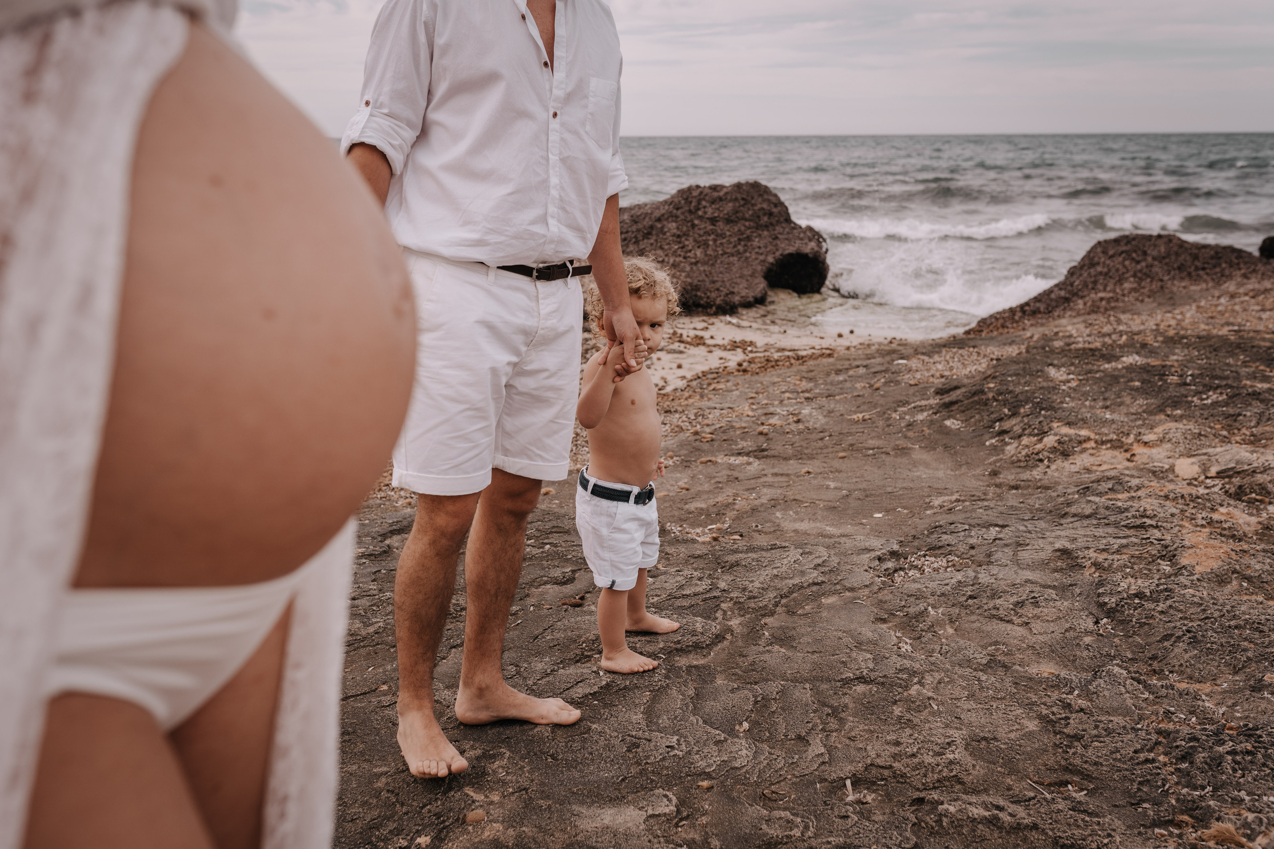 DIVIRTIENDOSE EN LA PLAYA. SPLASH Fotógrafo de bodas y familias en Palma de Mallorca | Mauricio Alcibar
