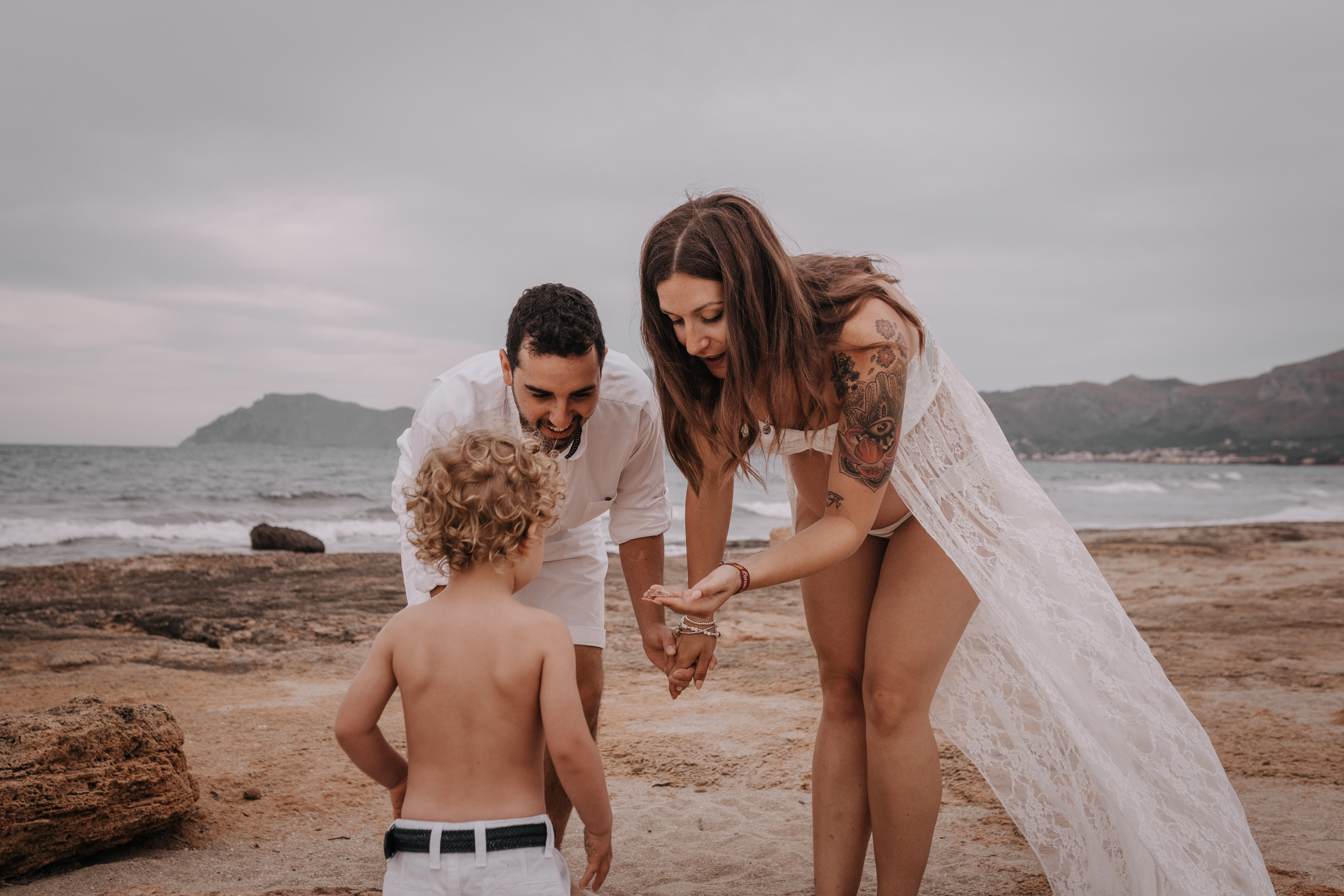 DIVIRTIENDOSE EN LA PLAYA. SPLASH Fotógrafo de bodas y familias en Palma de Mallorca | Mauricio Alcibar