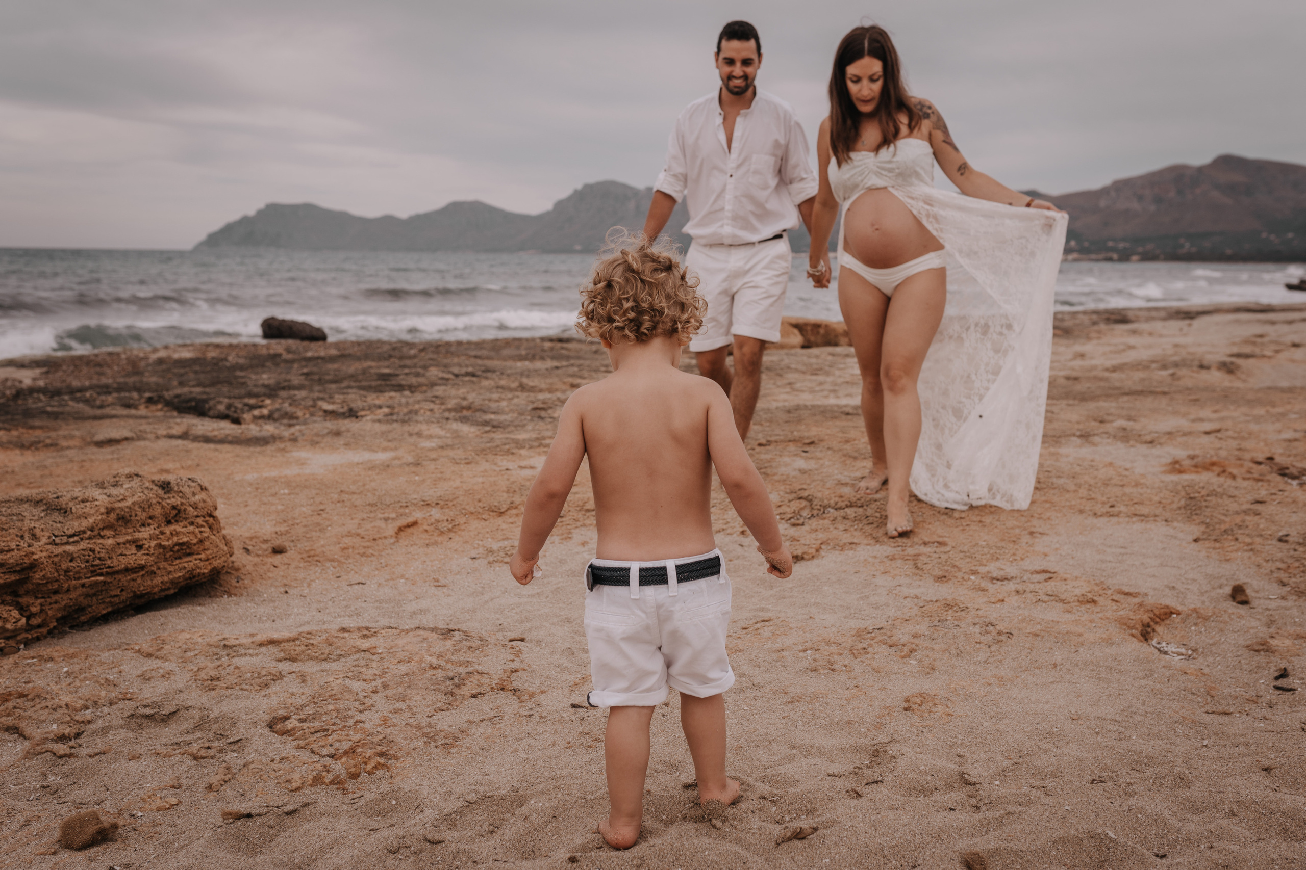 DIVIRTIENDOSE EN LA PLAYA. SPLASH Fotógrafo de bodas y familias en Palma de Mallorca | Mauricio Alcibar