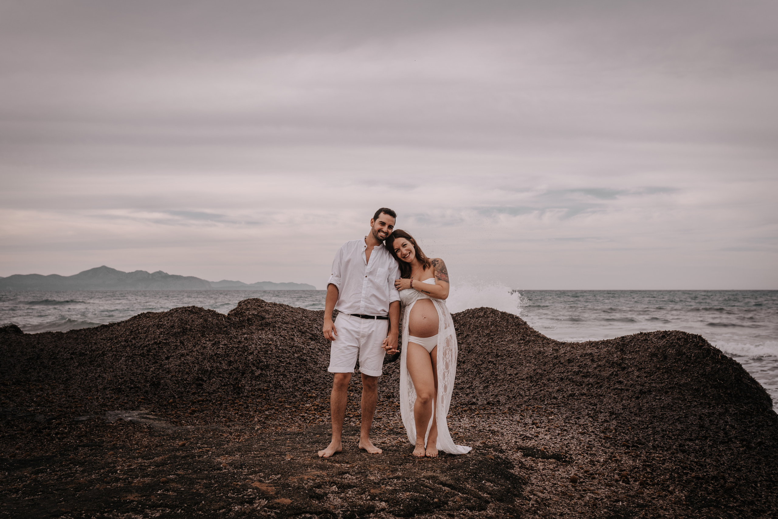 DIVIRTIENDOSE EN LA PLAYA. SPLASH Fotógrafo de bodas y familias en Palma de Mallorca | Mauricio Alcibar