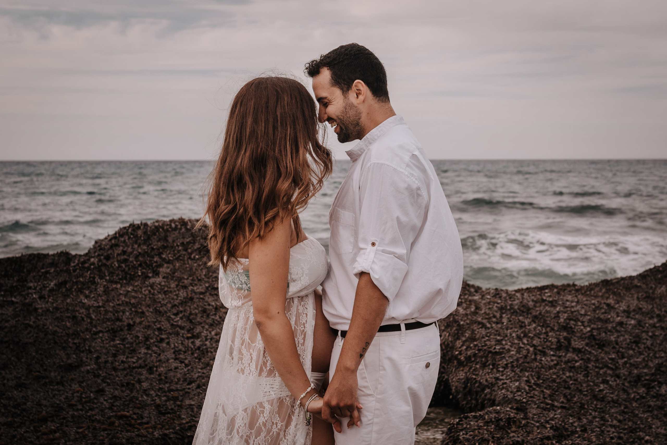 DIVIRTIENDOSE EN LA PLAYA. SPLASH Fotógrafo de bodas y familias en Palma de Mallorca | Mauricio Alcibar