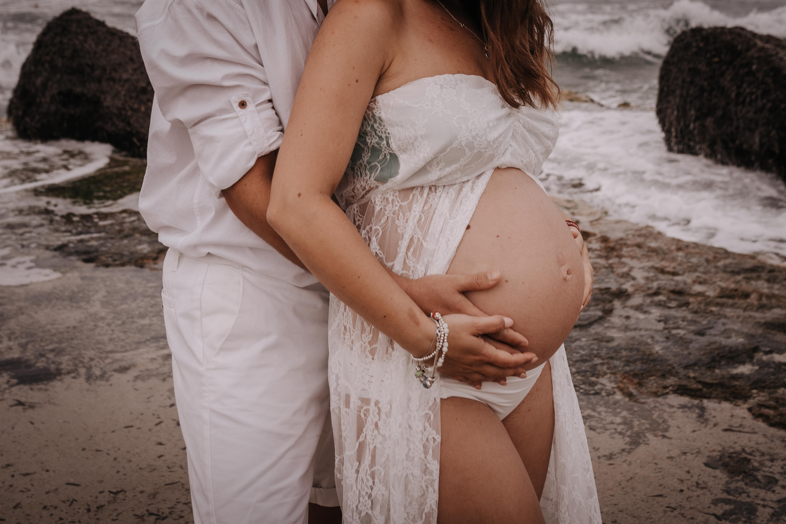 DIVIRTIENDOSE EN LA PLAYA. SPLASH Fotógrafo de bodas y familias en Palma de Mallorca | Mauricio Alcibar