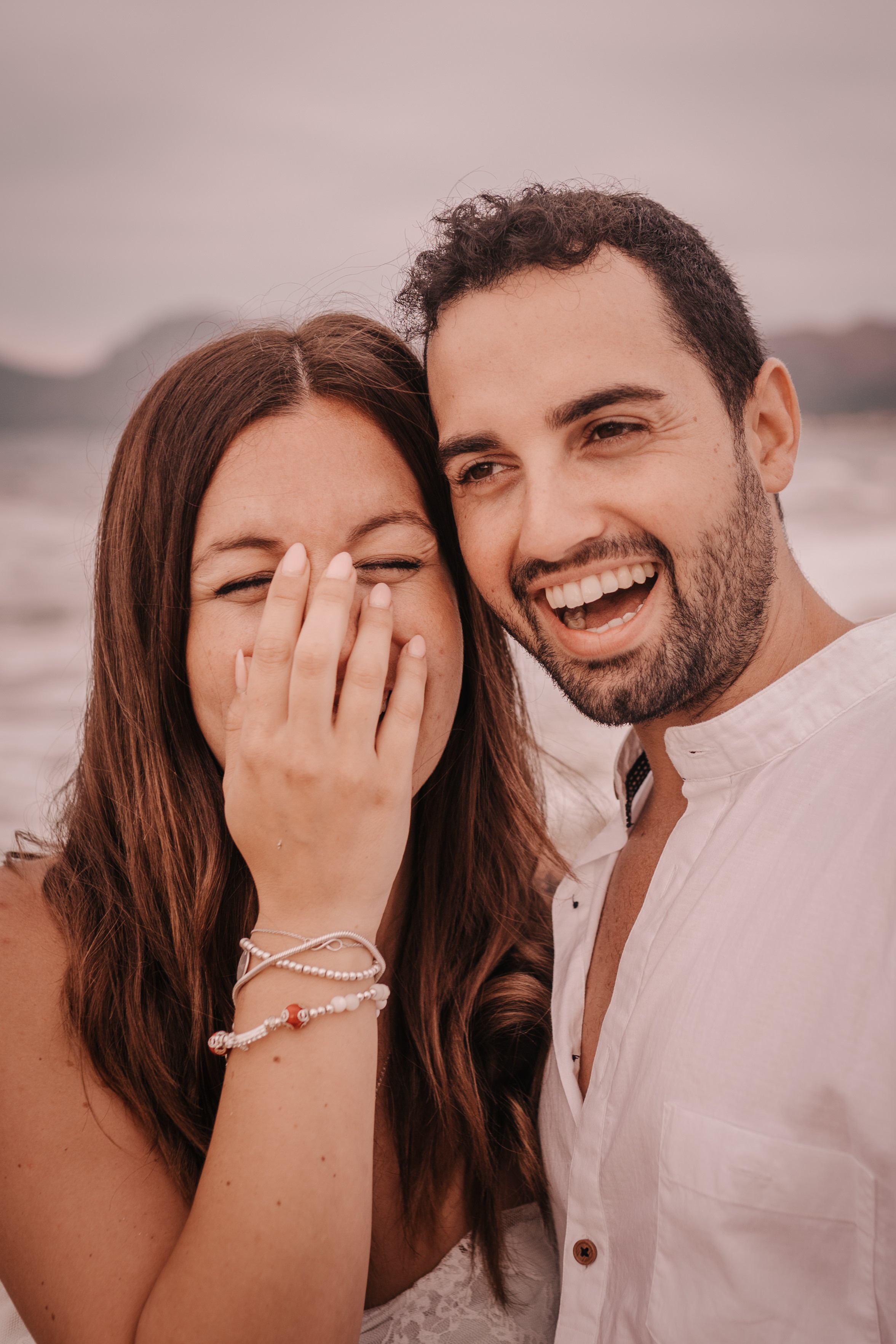 DIVIRTIENDOSE EN LA PLAYA. SPLASH Fotógrafo de bodas y familias en Palma de Mallorca | Mauricio Alcibar