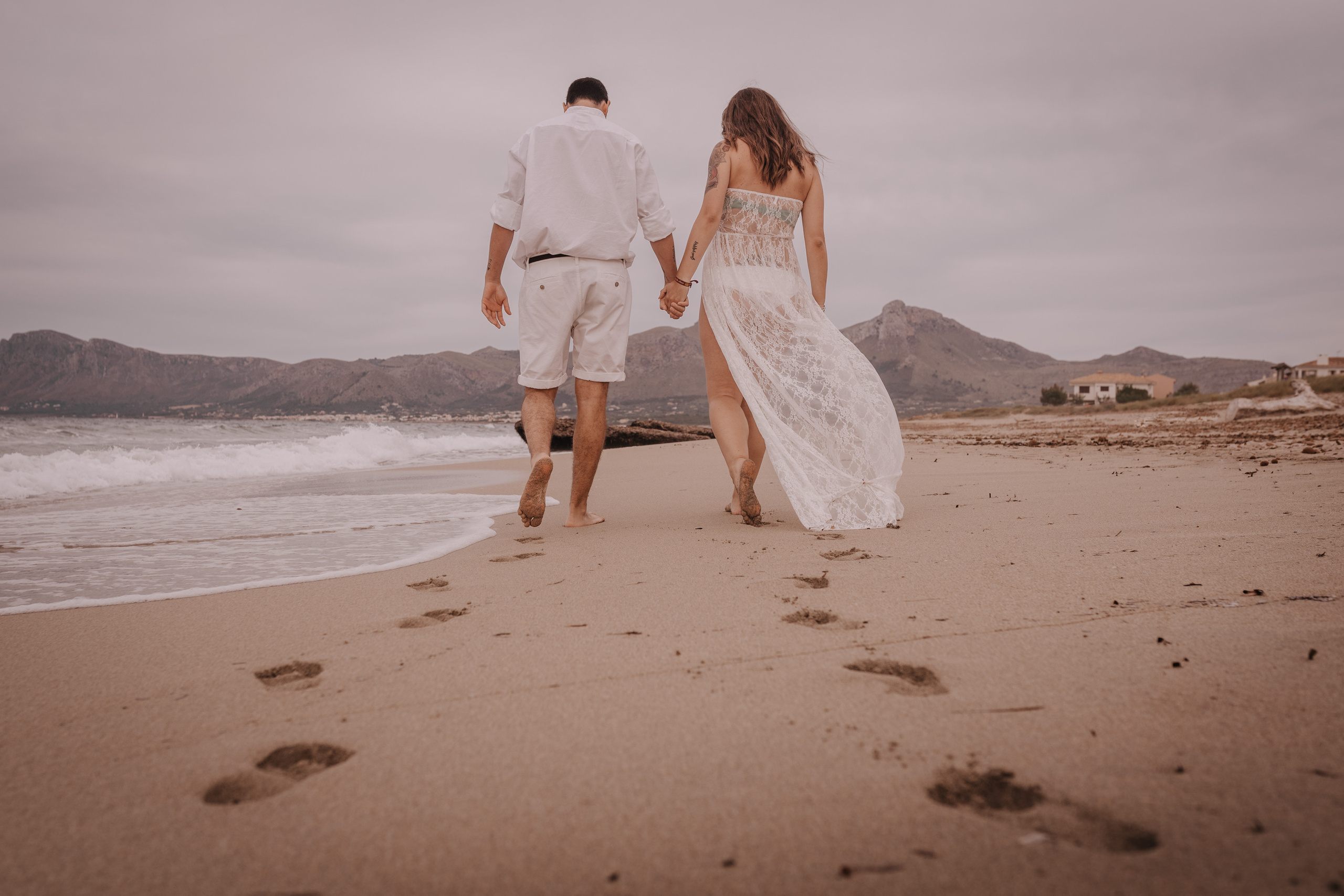 DIVIRTIENDOSE EN LA PLAYA. SPLASH Fotógrafo de bodas y familias en Palma de Mallorca | Mauricio Alcibar