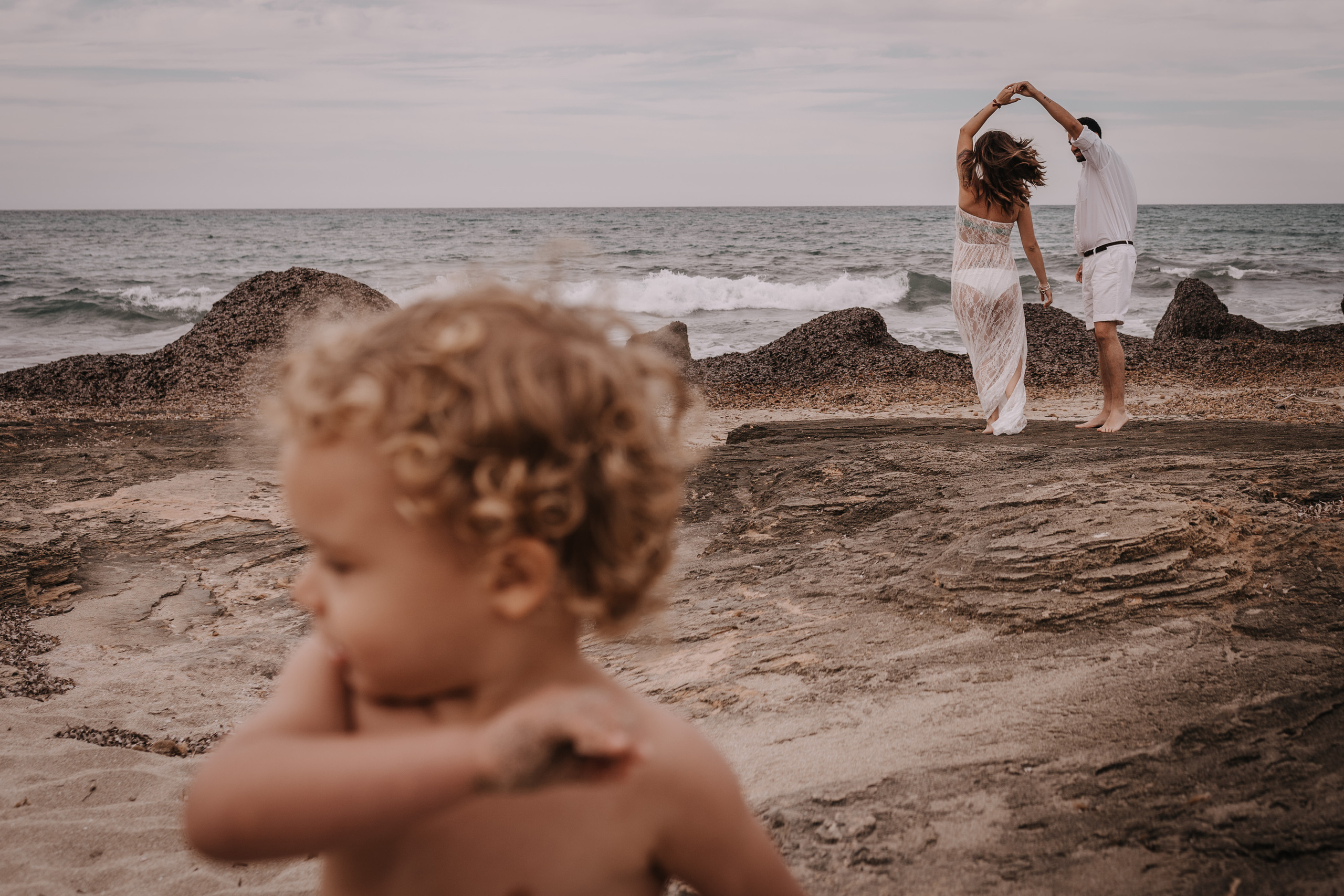 DIVIRTIENDOSE EN LA PLAYA. SPLASH Fotógrafo de bodas y familias en Palma de Mallorca | Mauricio Alcibar