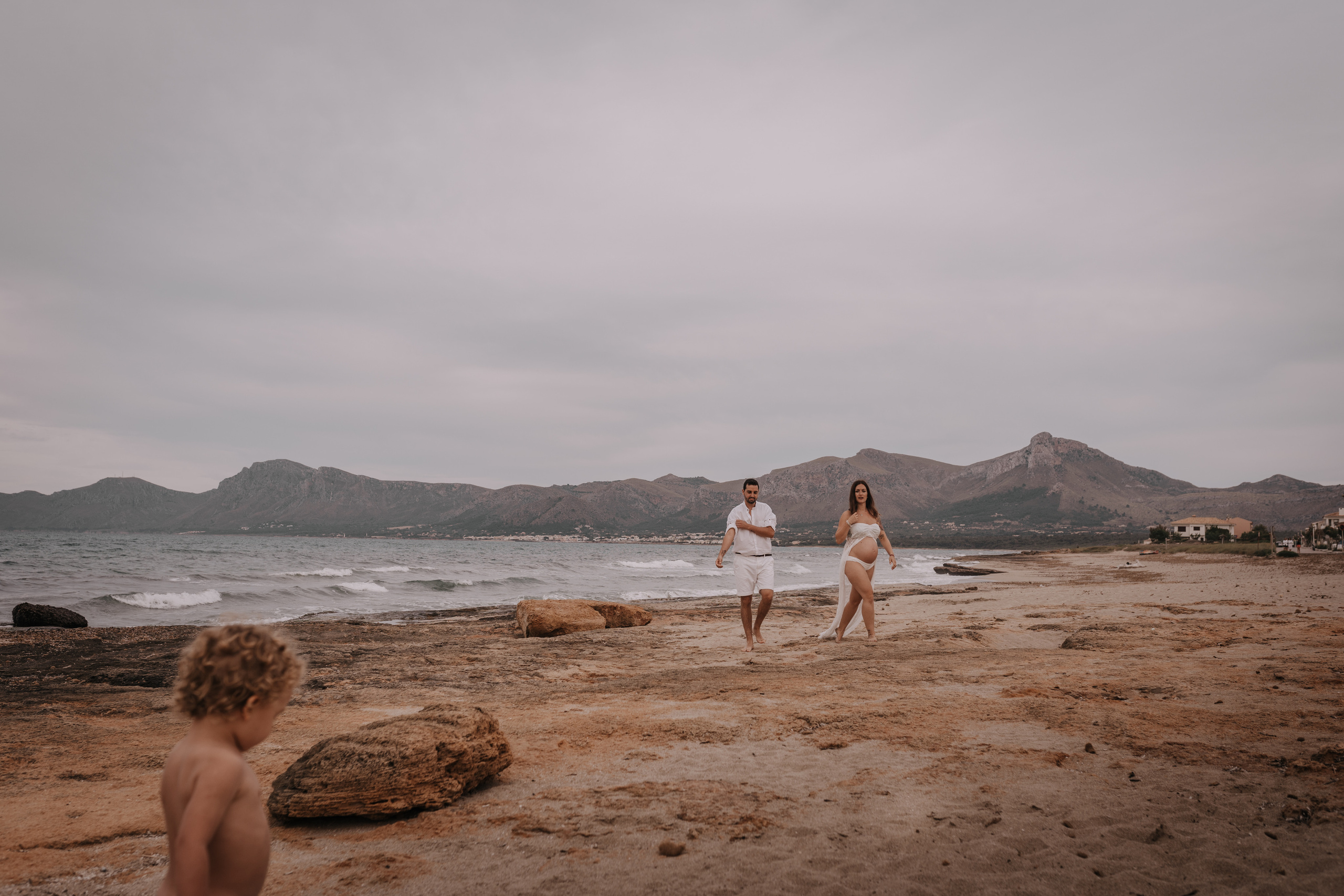 DIVIRTIENDOSE EN LA PLAYA. SPLASH Fotógrafo de bodas y familias en Palma de Mallorca | Mauricio Alcibar