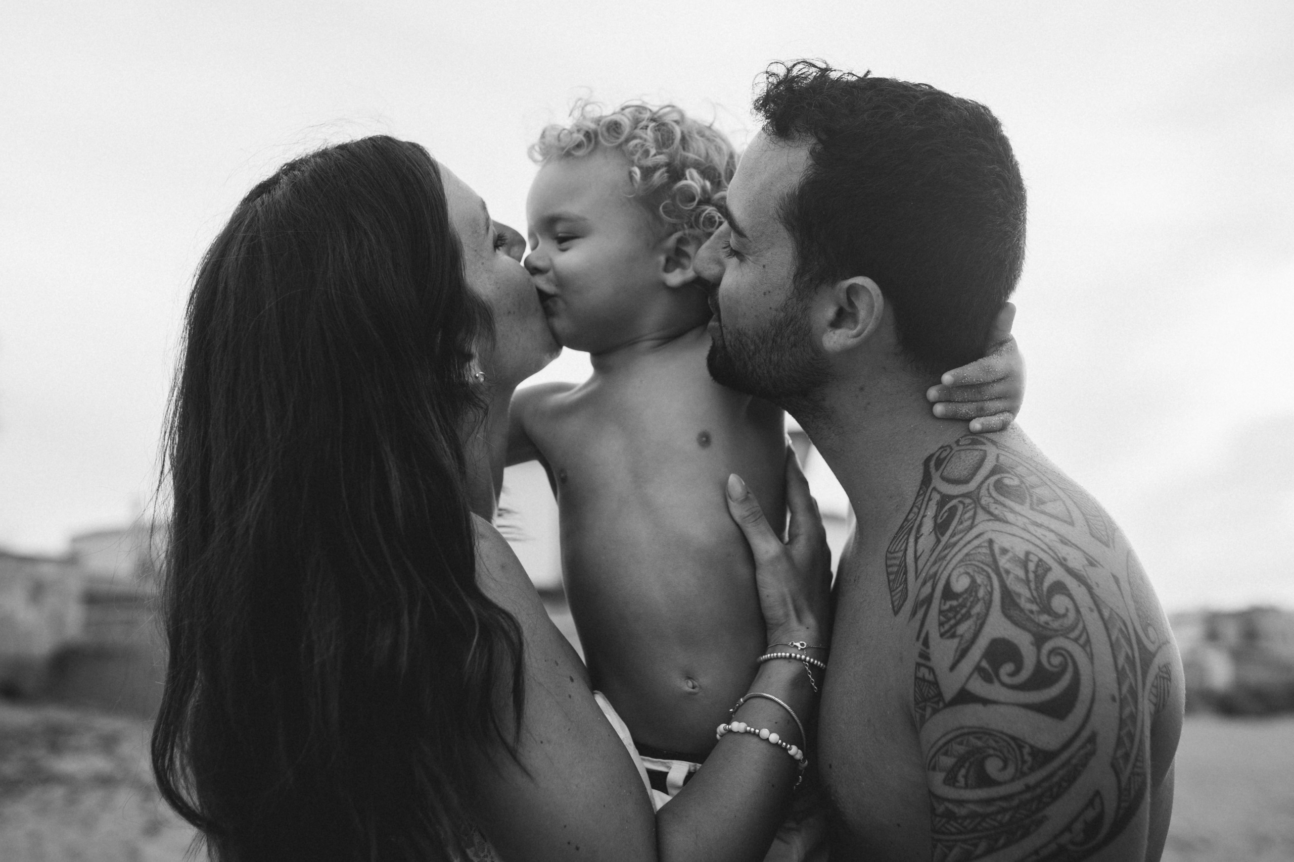 DIVIRTIENDOSE EN LA PLAYA. SPLASH Fotógrafo de bodas y familias en Palma de Mallorca | Mauricio Alcibar