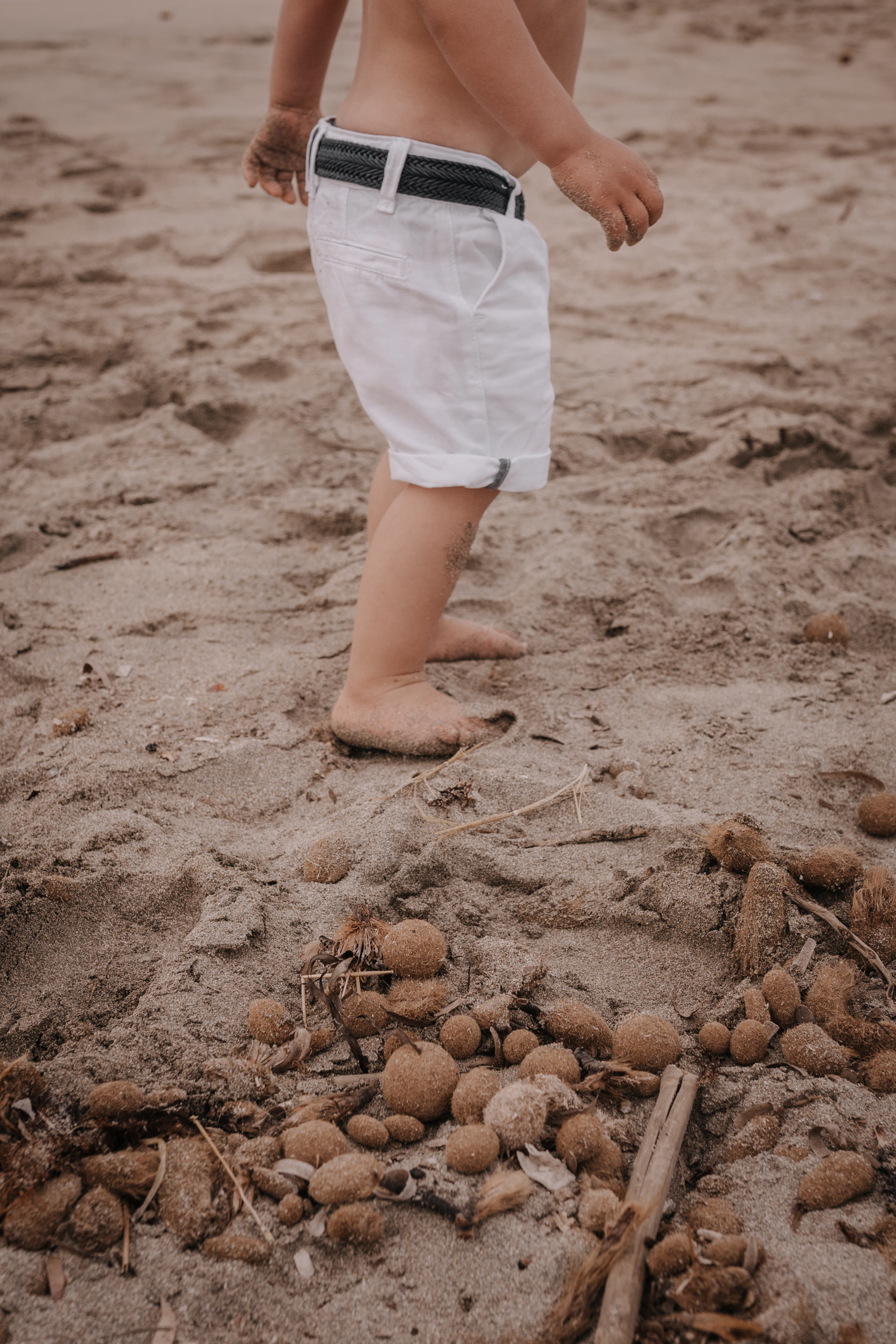 DIVIRTIENDOSE EN LA PLAYA. SPLASH Fotógrafo de bodas y familias en Palma de Mallorca | Mauricio Alcibar