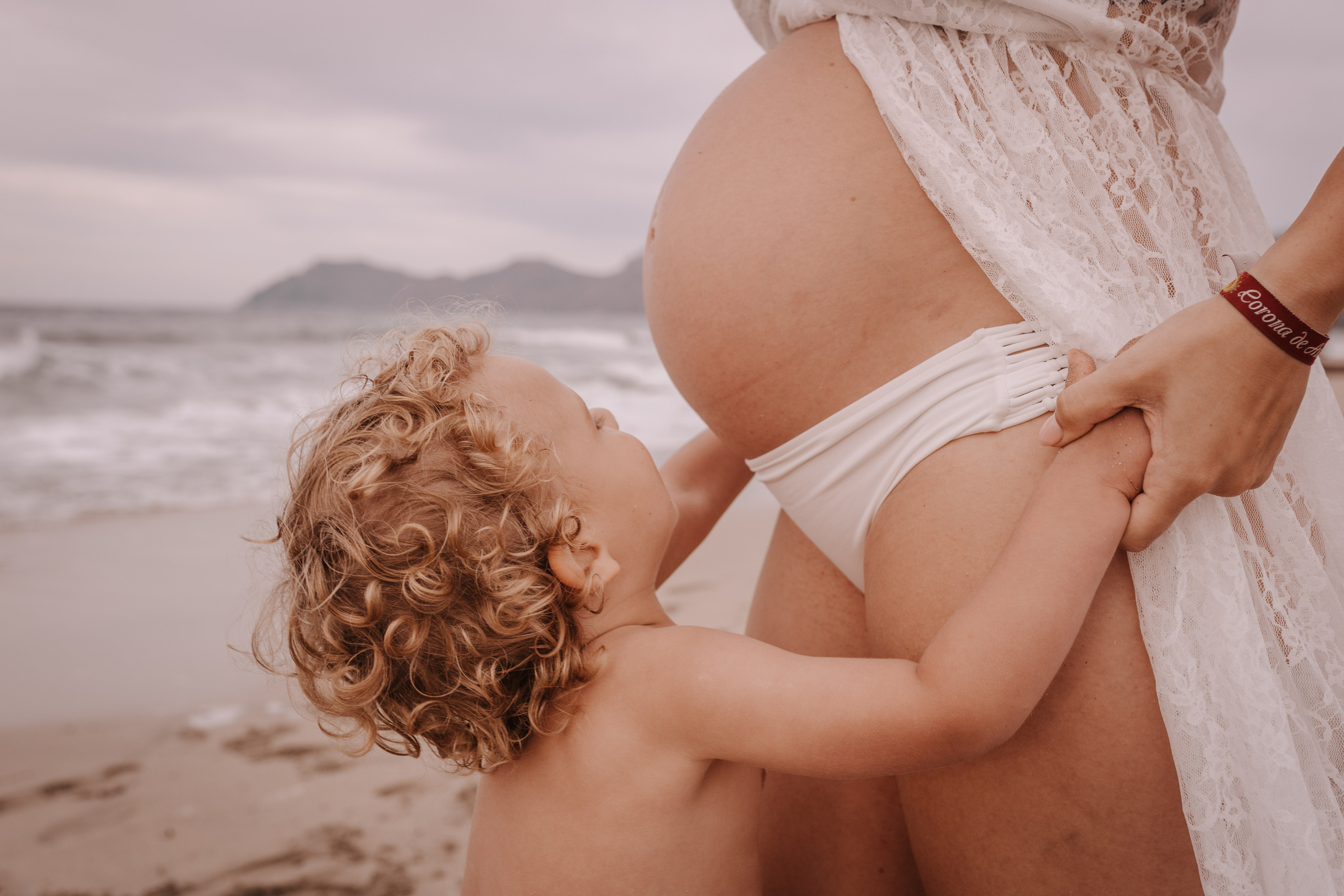 DIVIRTIENDOSE EN LA PLAYA. SPLASH Fotógrafo de bodas y familias en Palma de Mallorca | Mauricio Alcibar