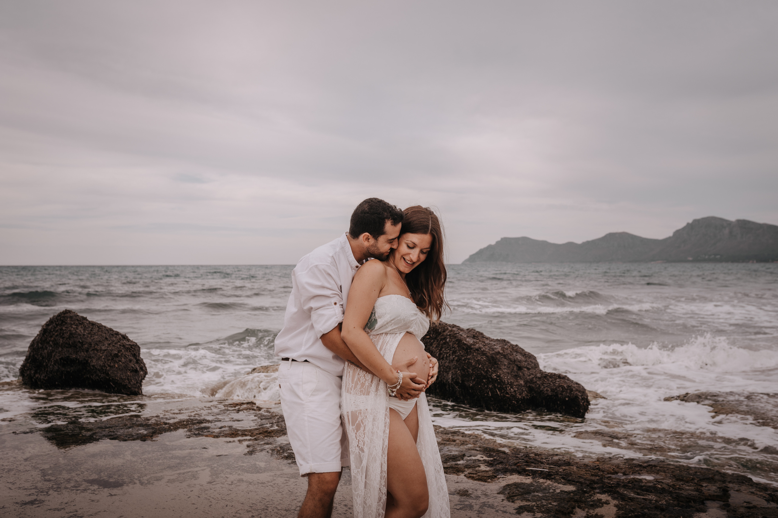 DIVIRTIENDOSE EN LA PLAYA. SPLASH Fotógrafo de bodas y familias en Palma de Mallorca | Mauricio Alcibar