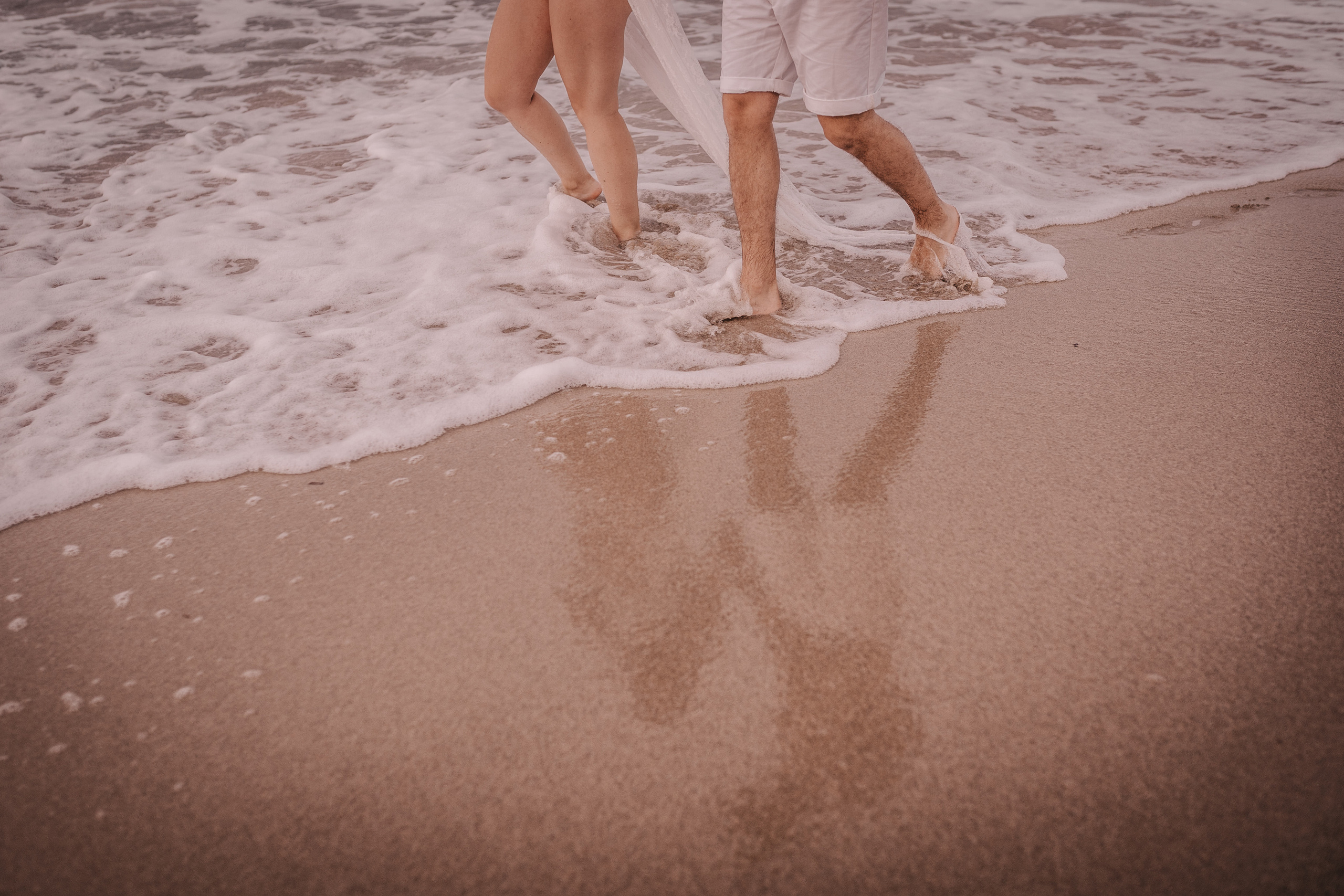 DIVIRTIENDOSE EN LA PLAYA. SPLASH Fotógrafo de bodas y familias en Palma de Mallorca | Mauricio Alcibar