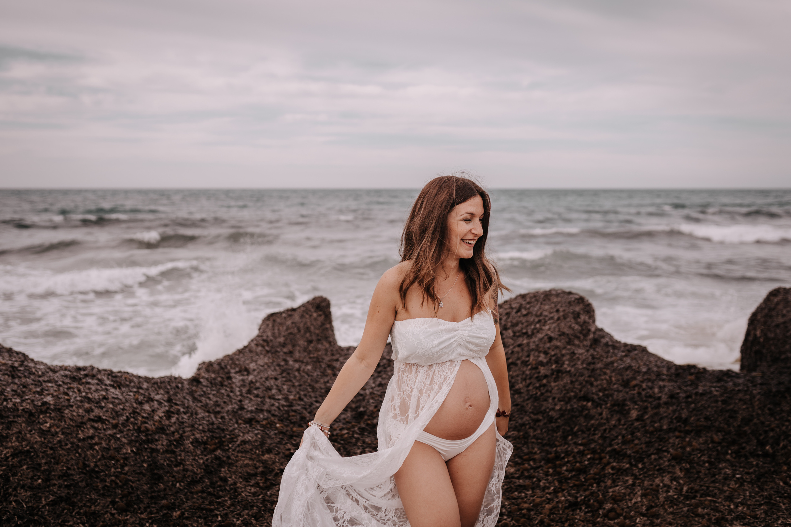 DIVIRTIENDOSE EN LA PLAYA. SPLASH Fotógrafo de bodas y familias en Palma de Mallorca | Mauricio Alcibar