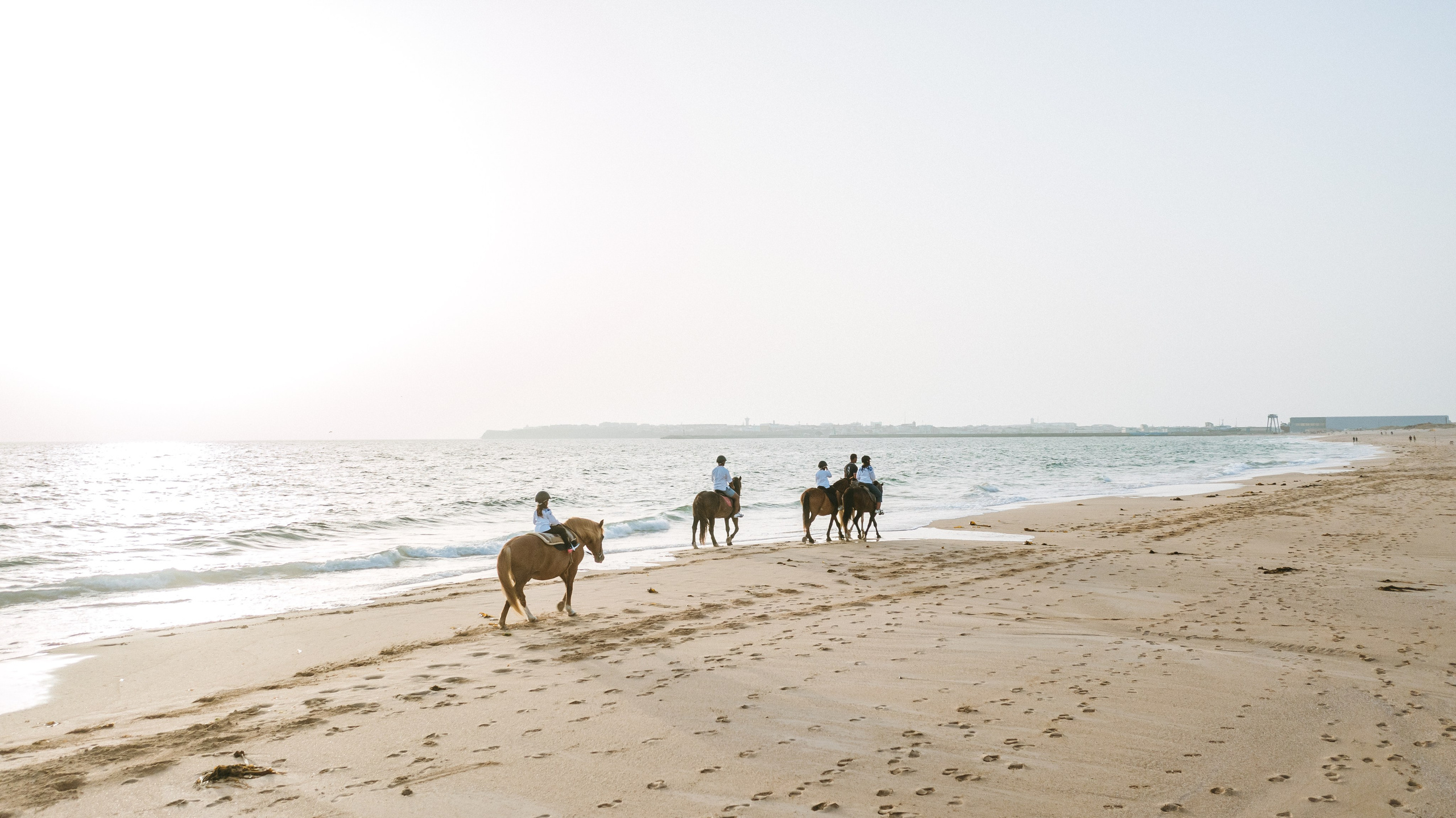 Marlene & Tiago com filhos. Passeios a Cavalo na Praia Peniche | Eco Salgados Agroturismo