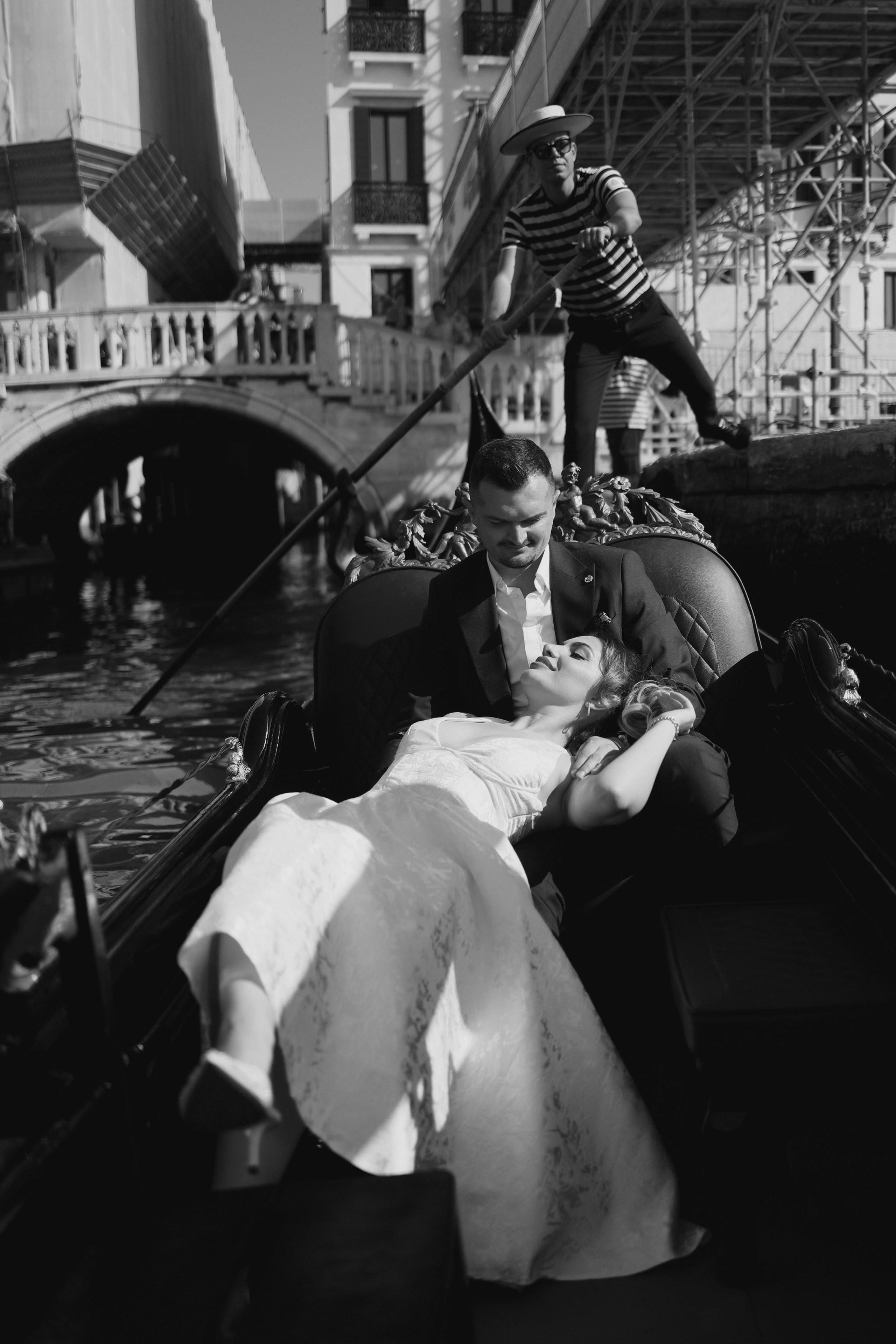 gondola couple photos