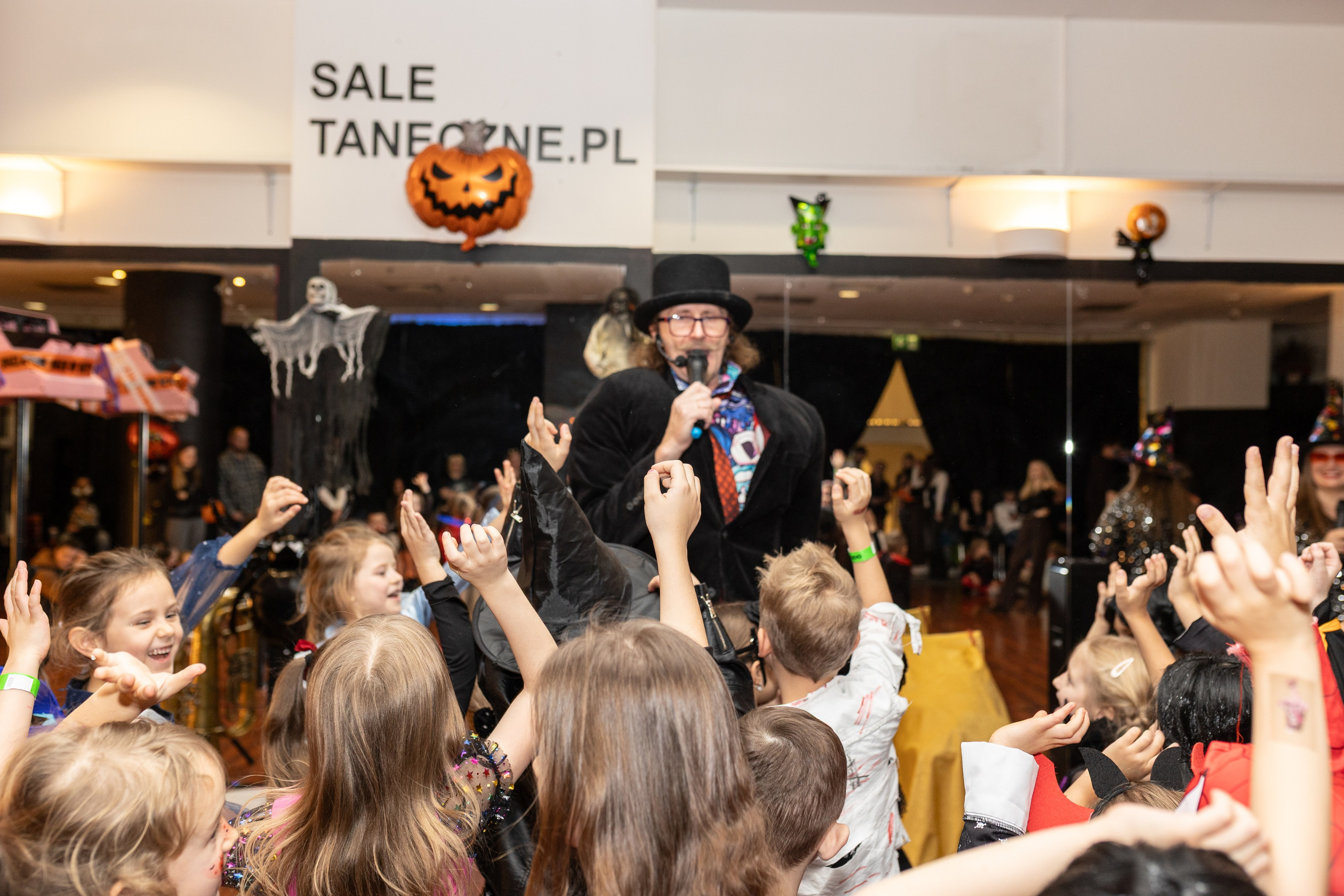 Leo dance studio Helloween 2025. Семейный и детский фотограф в Варшаве Мила Бобровская