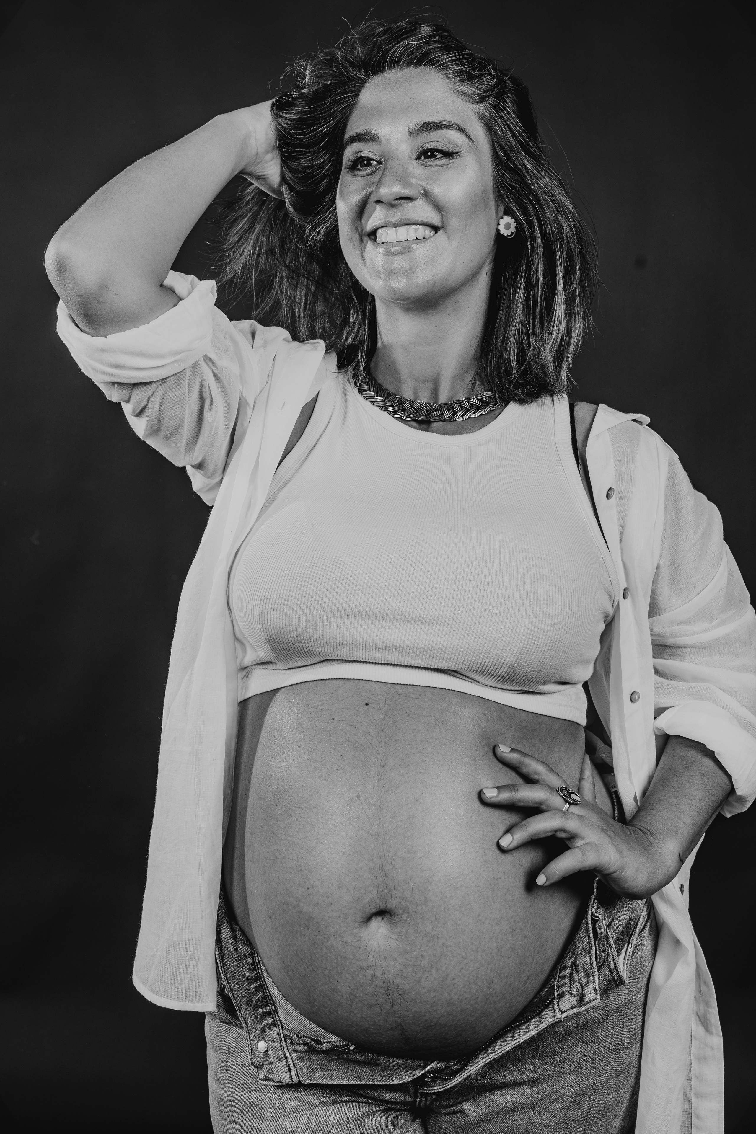 Sesión de embarazo en estudio con poses elegantes – Rainbox, Torrejón de Ardoz