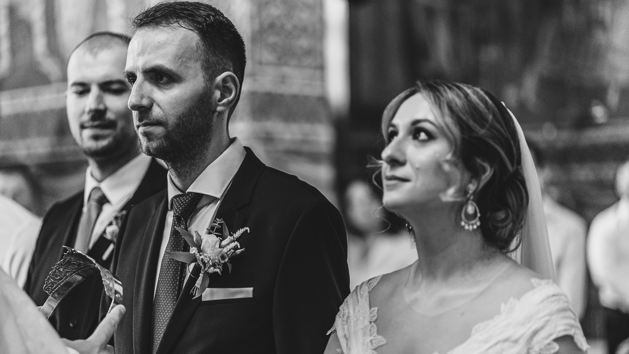 Moment emoționant între miri în ziua nunții, surprins într-un cadru natural și romantic, la Conacul din Livada. Fotografie de nuntă profesională, editată artistic pentru a evidenția emoția și eleganța evenimentului.