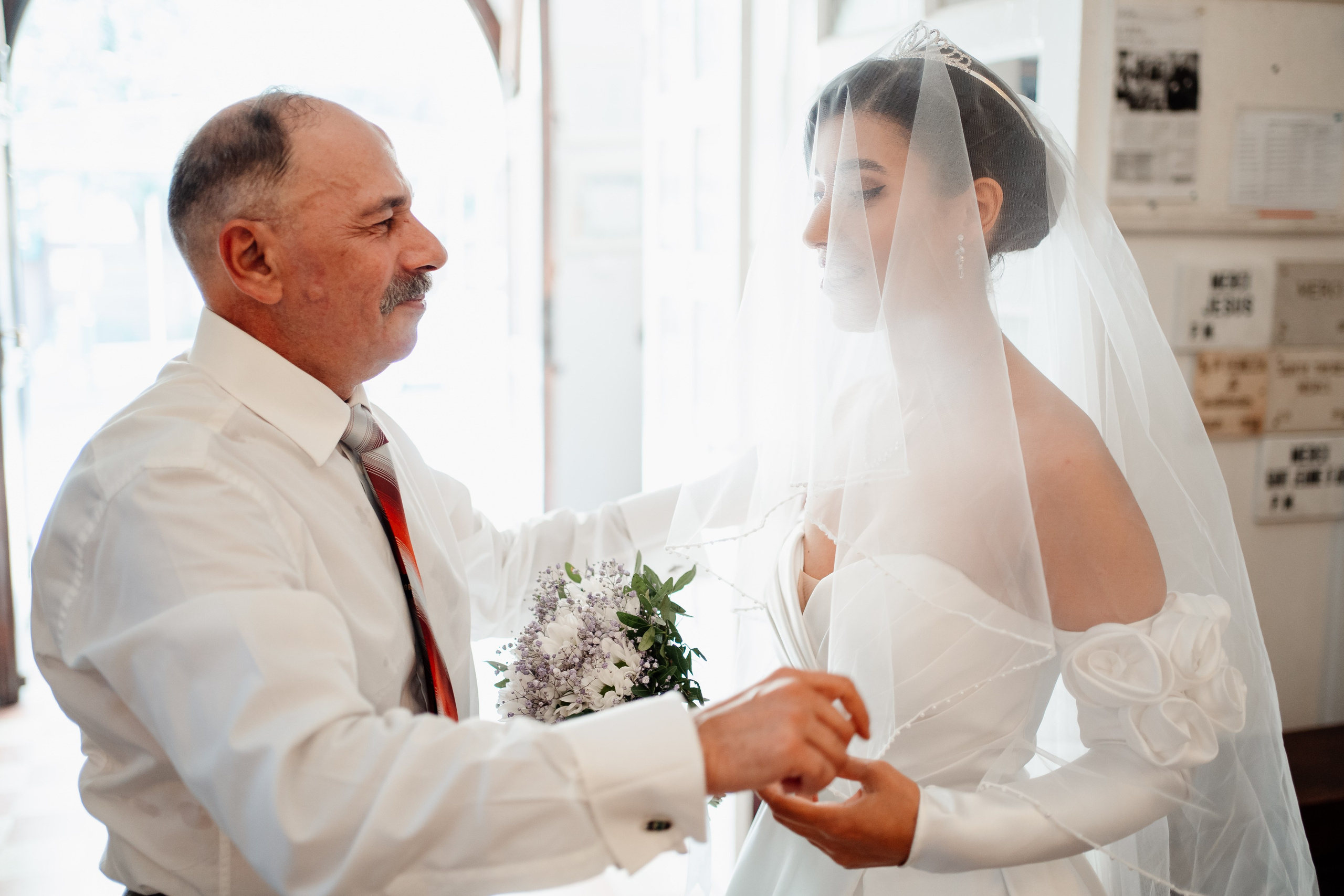 Moment emoționant între miri în ziua nunții, surprins într-un cadru natural și romantic, in Bucuresti. Fotografie de nuntă profesională, editată artistic pentru a evidenția emoția și eleganța evenimentului.