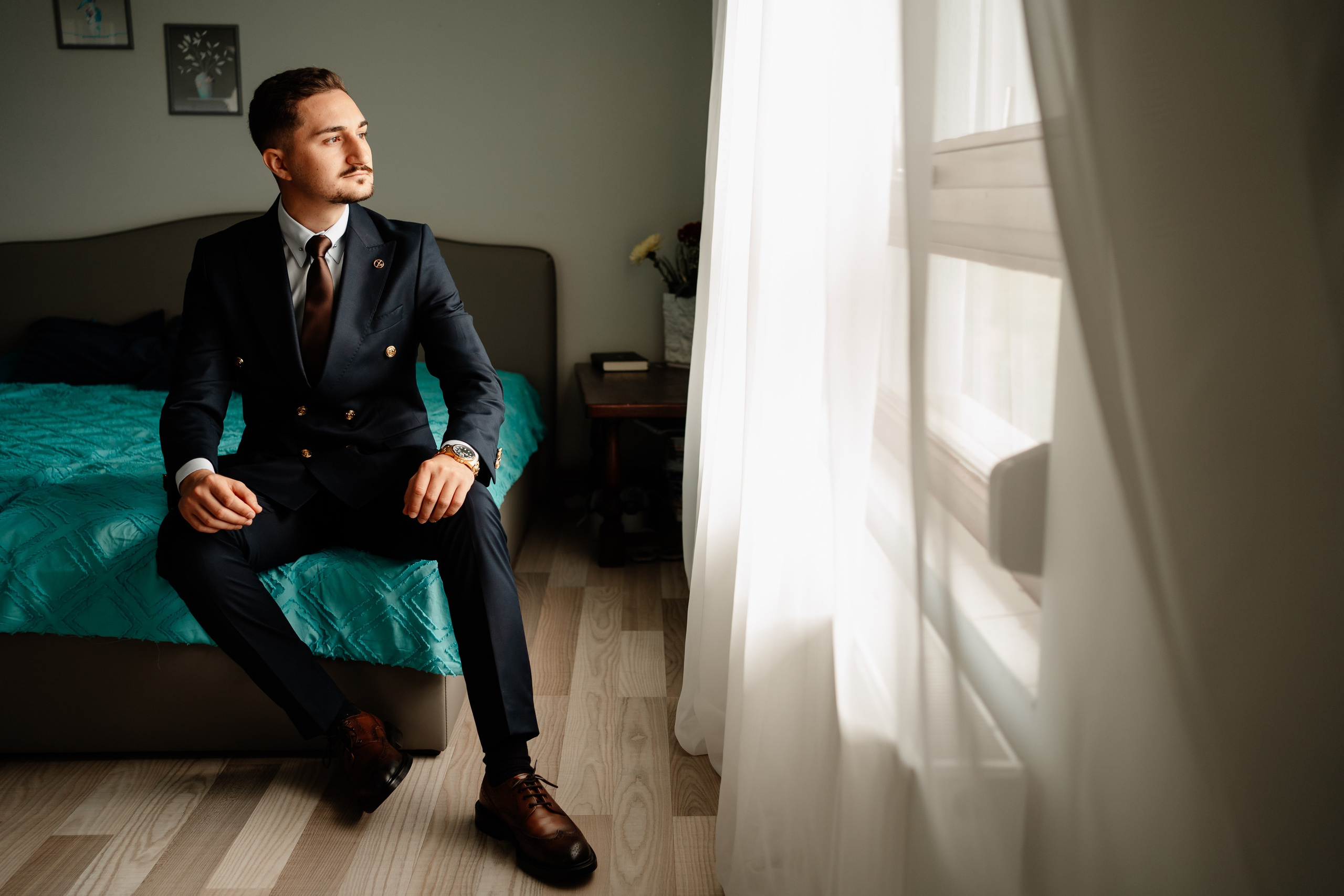 Moment emoționant între miri în ziua nunții, surprins într-un cadru natural și romantic, la Reina Events. Fotografie de nuntă profesională, editată artistic pentru a evidenția emoția și eleganța evenimentului.