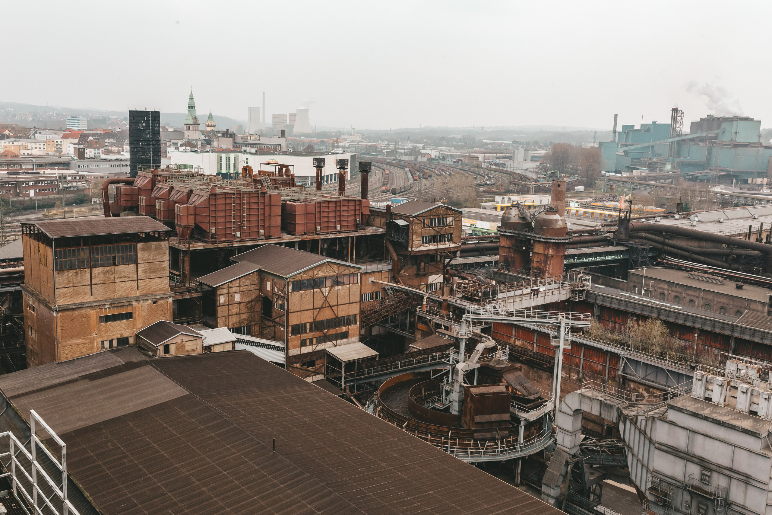 Металлические лестницы и переходы внутри Фёльклингер Хютте (Völklinger Hütte), Германия