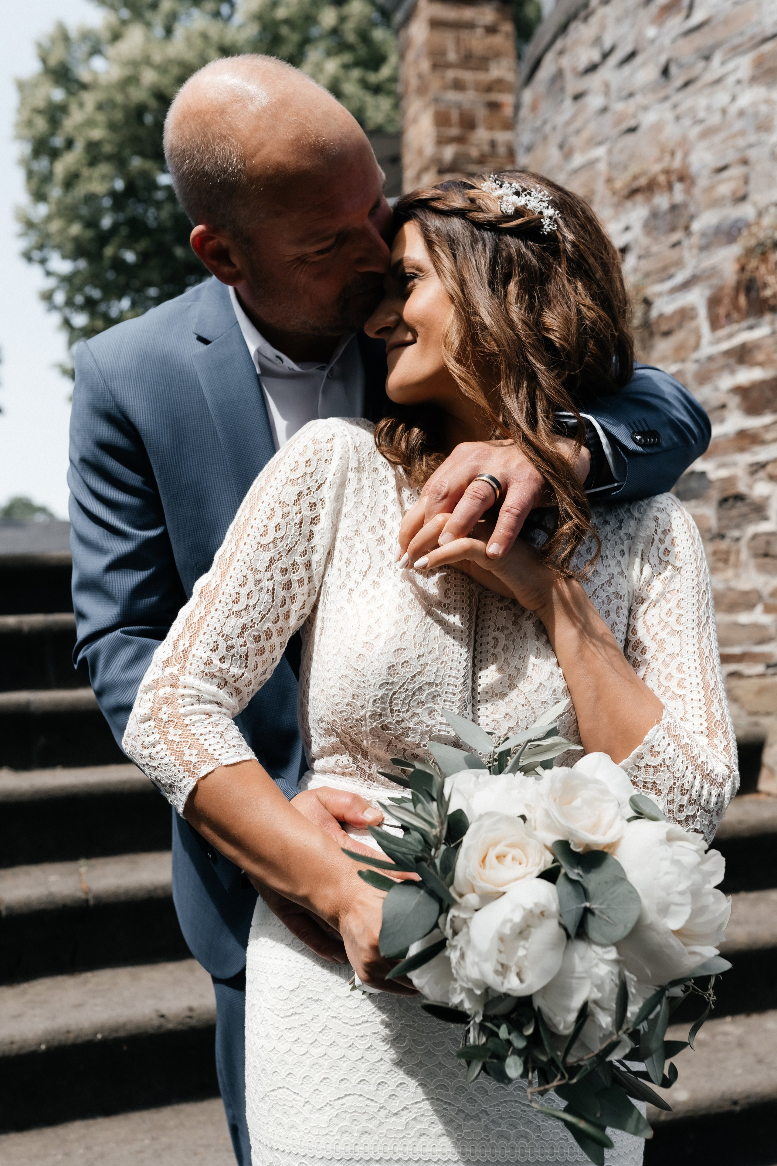 Glückliches Hochzeitspaar in inniger Umarmung