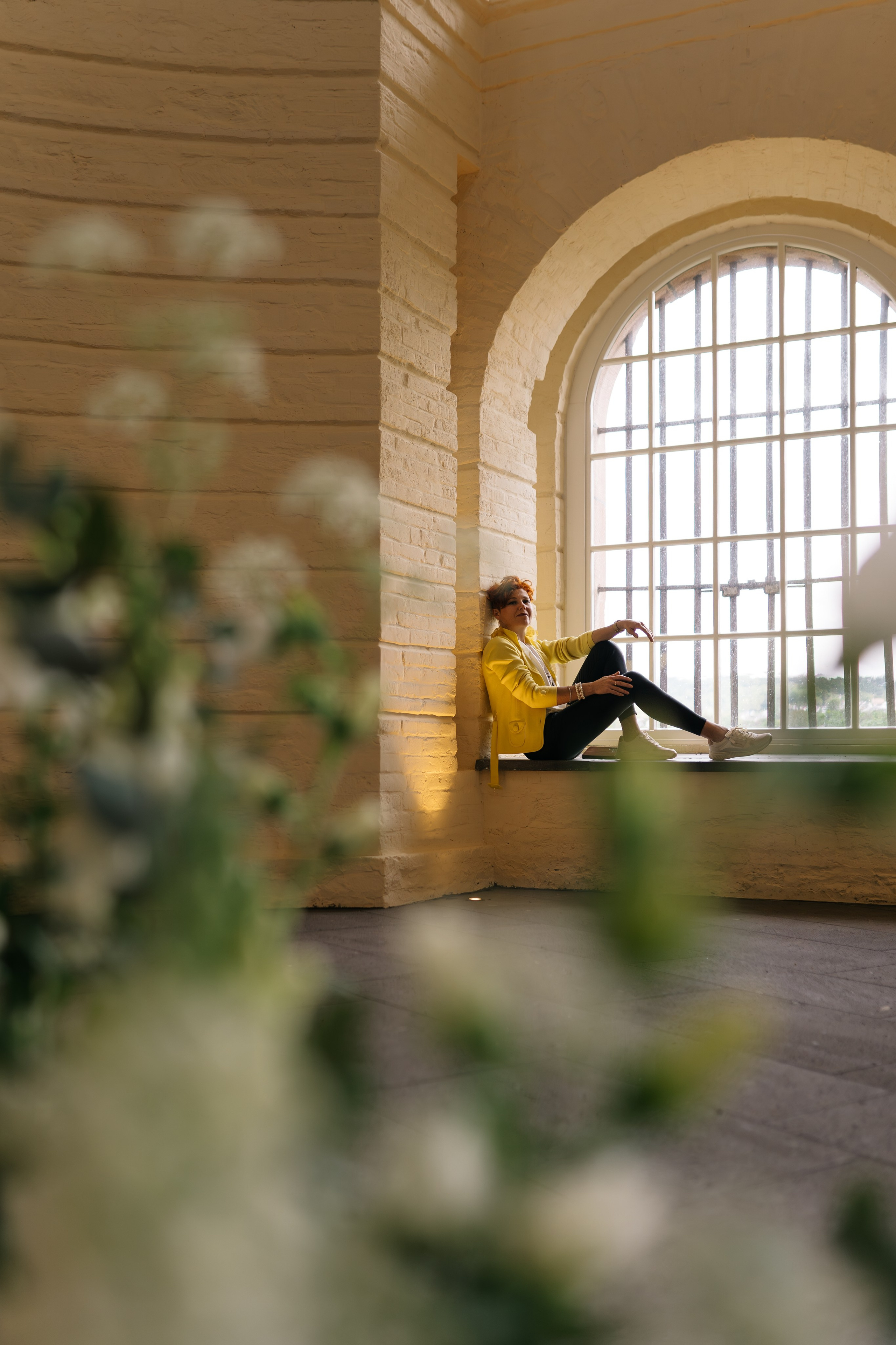 Porträt einer Frau, die ihre Leidenschaft für Floristik und Innenarchitektur in einem eleganten Raum auslebt