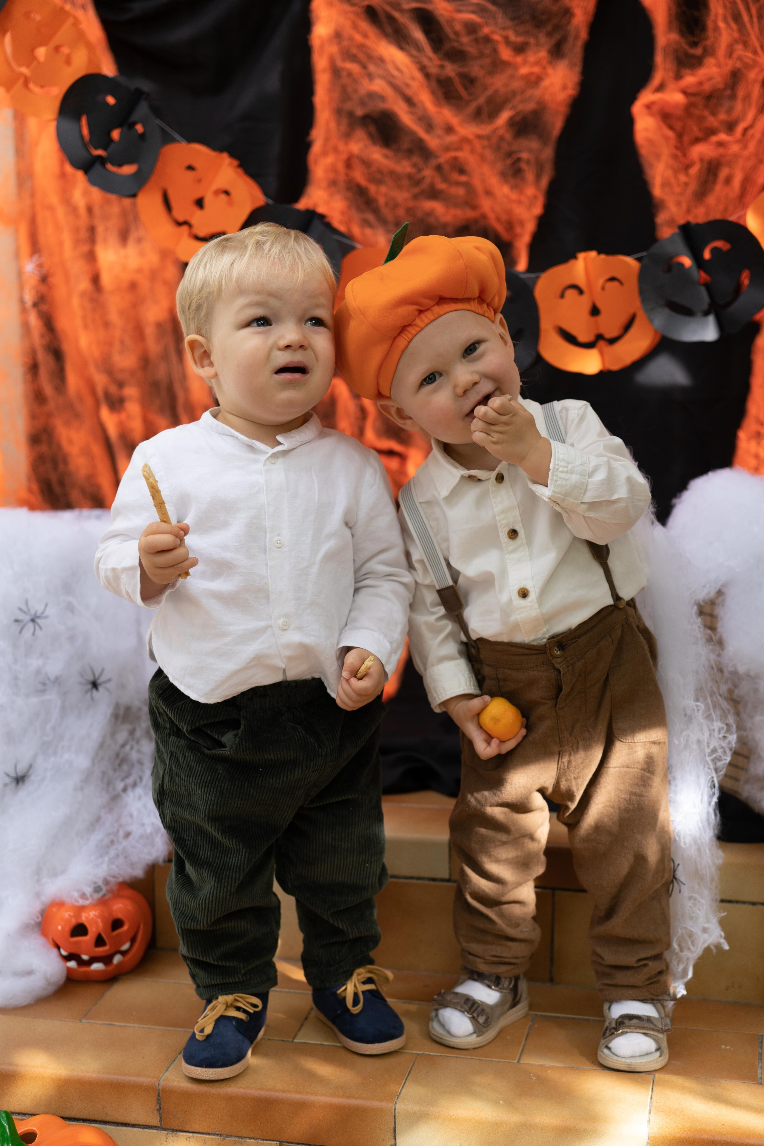 « два брата на празднике Хэллоуин ». Главная