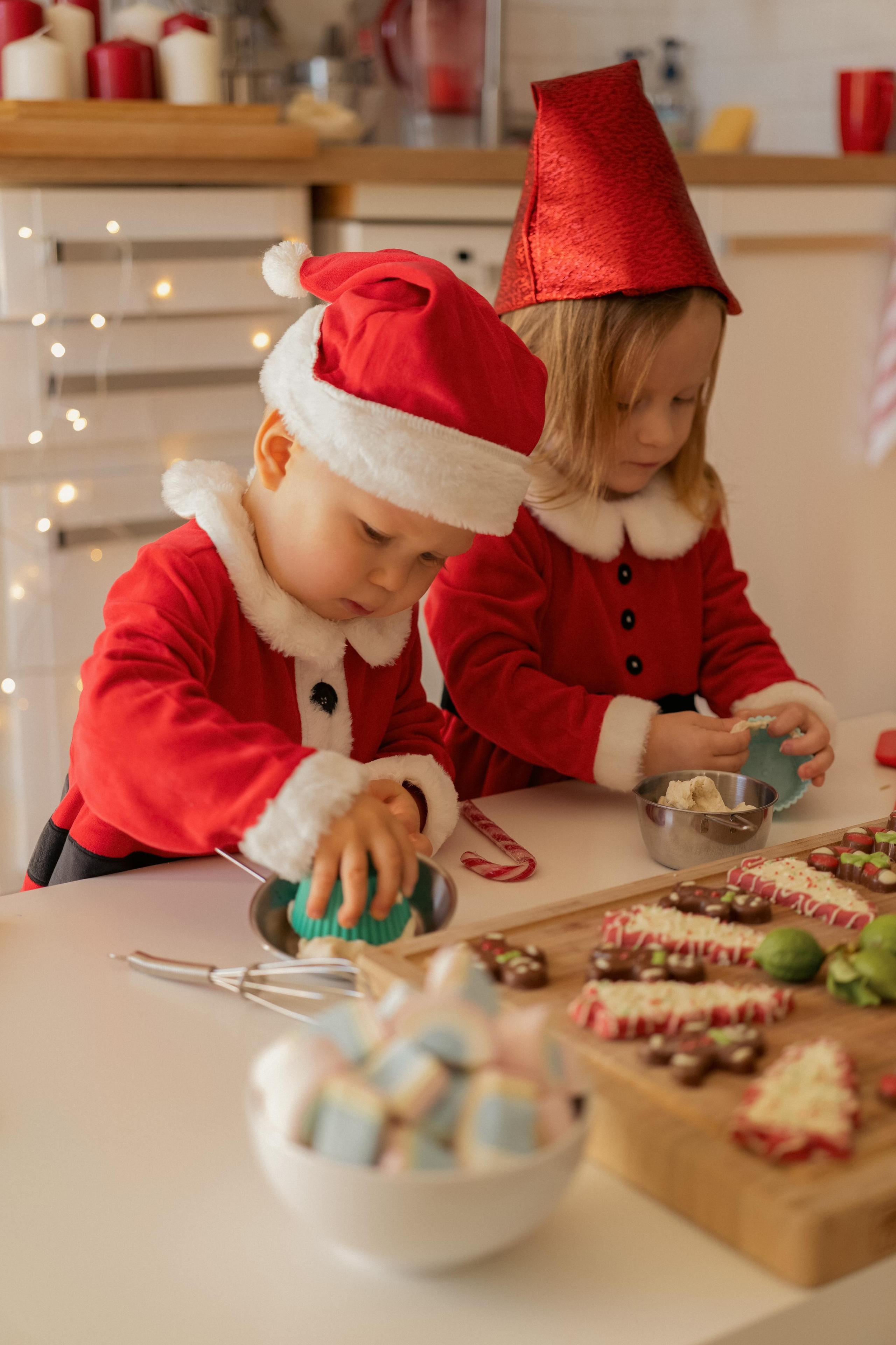 « les assistants du Père Noël ». Photos by Vechkaeva
