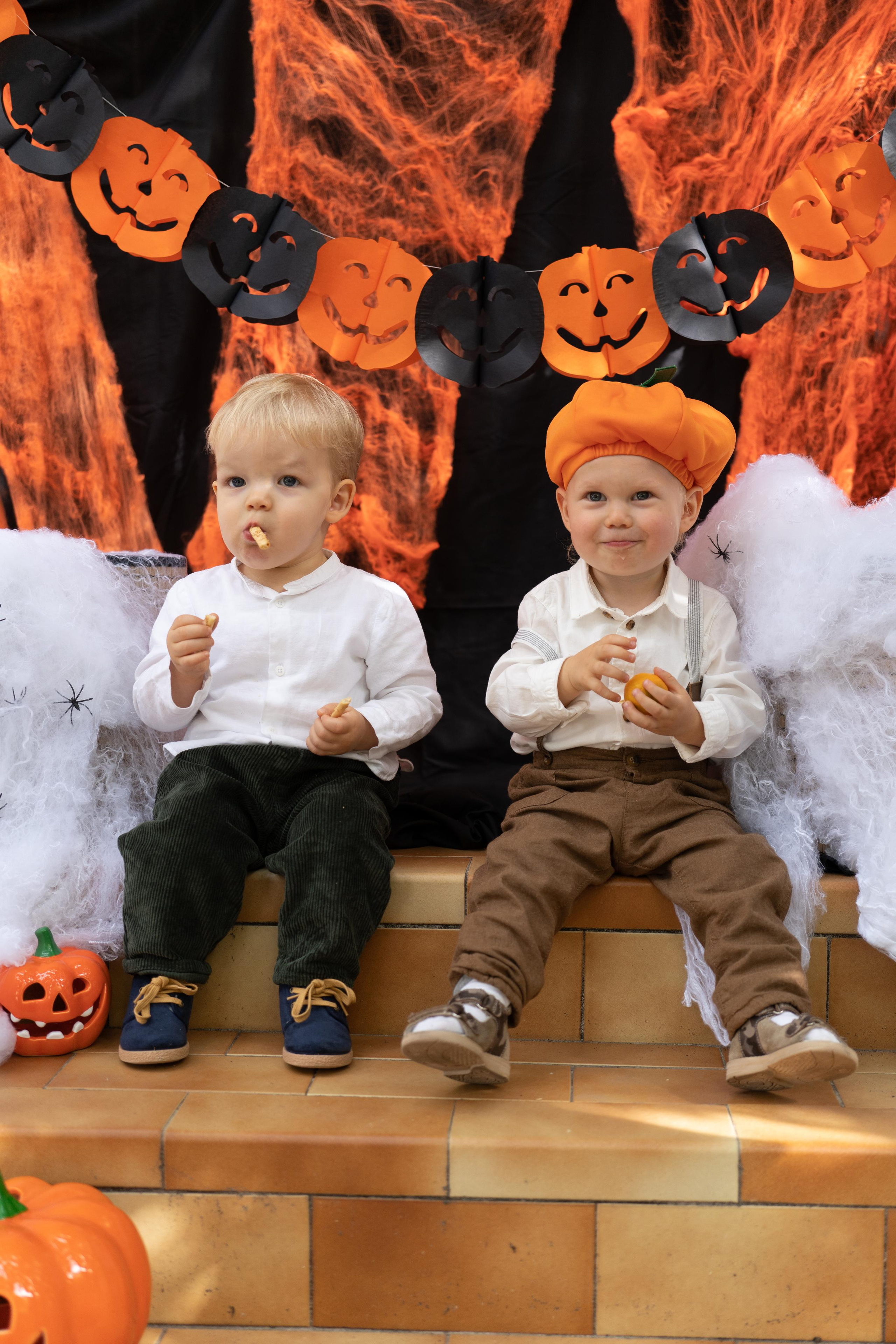 « два брата на празднике Хэллоуин ». Главная