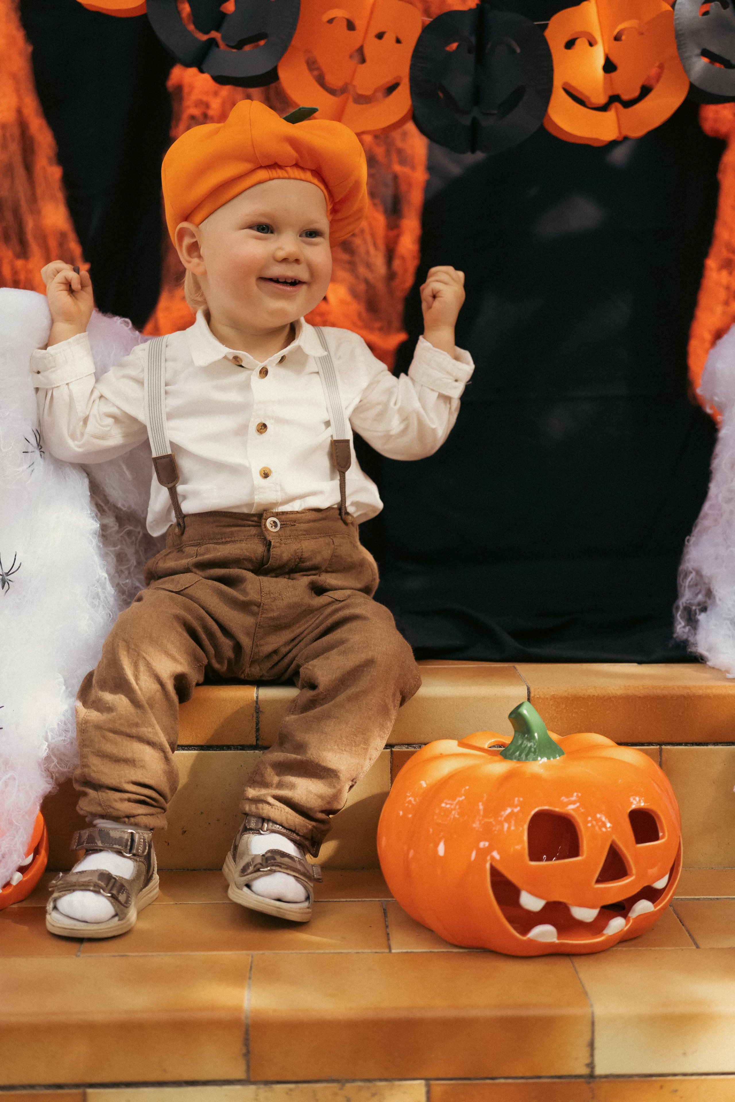 « два брата на празднике Хэллоуин ». Главная