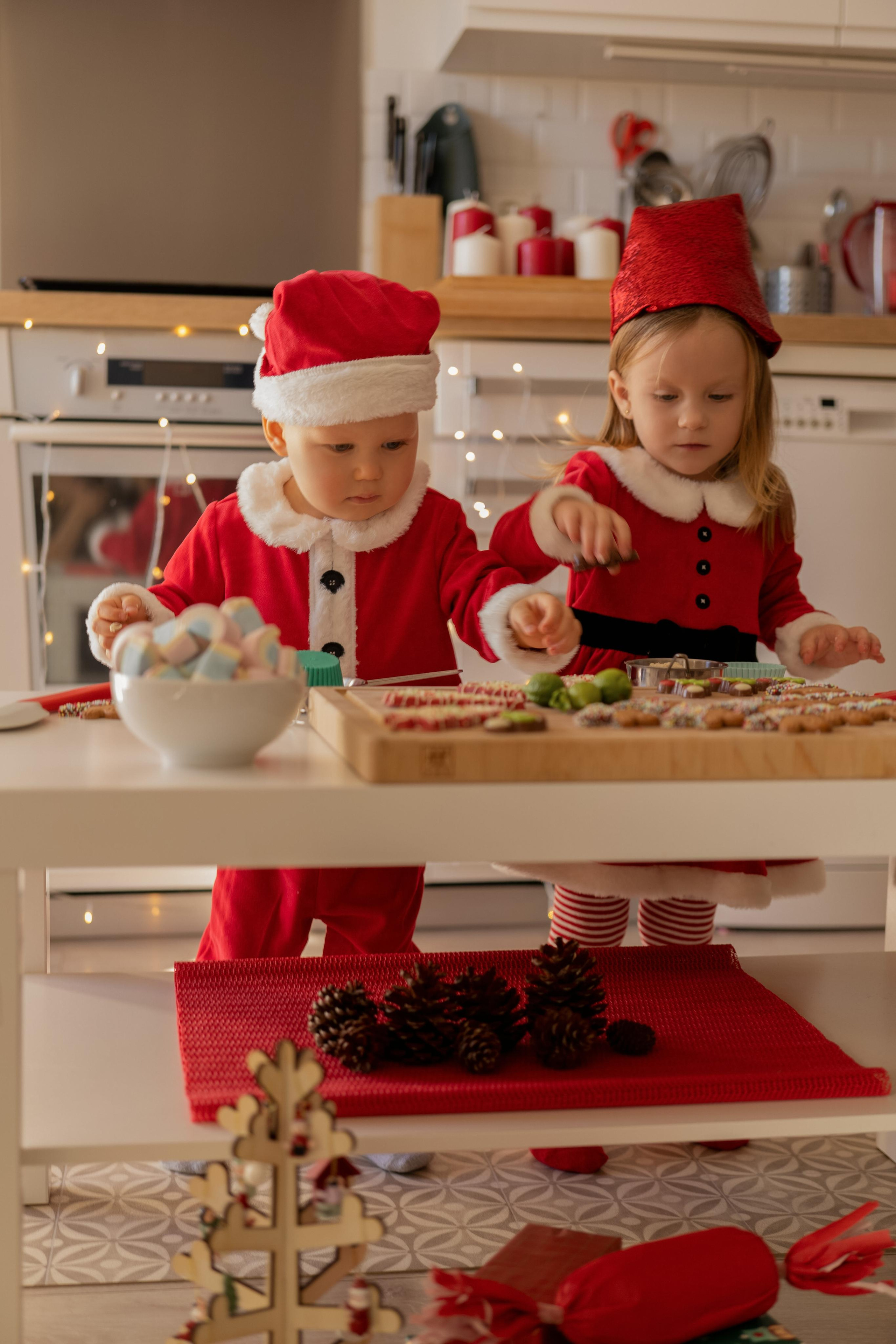 « les assistants du Père Noël ». Photos by Vechkaeva