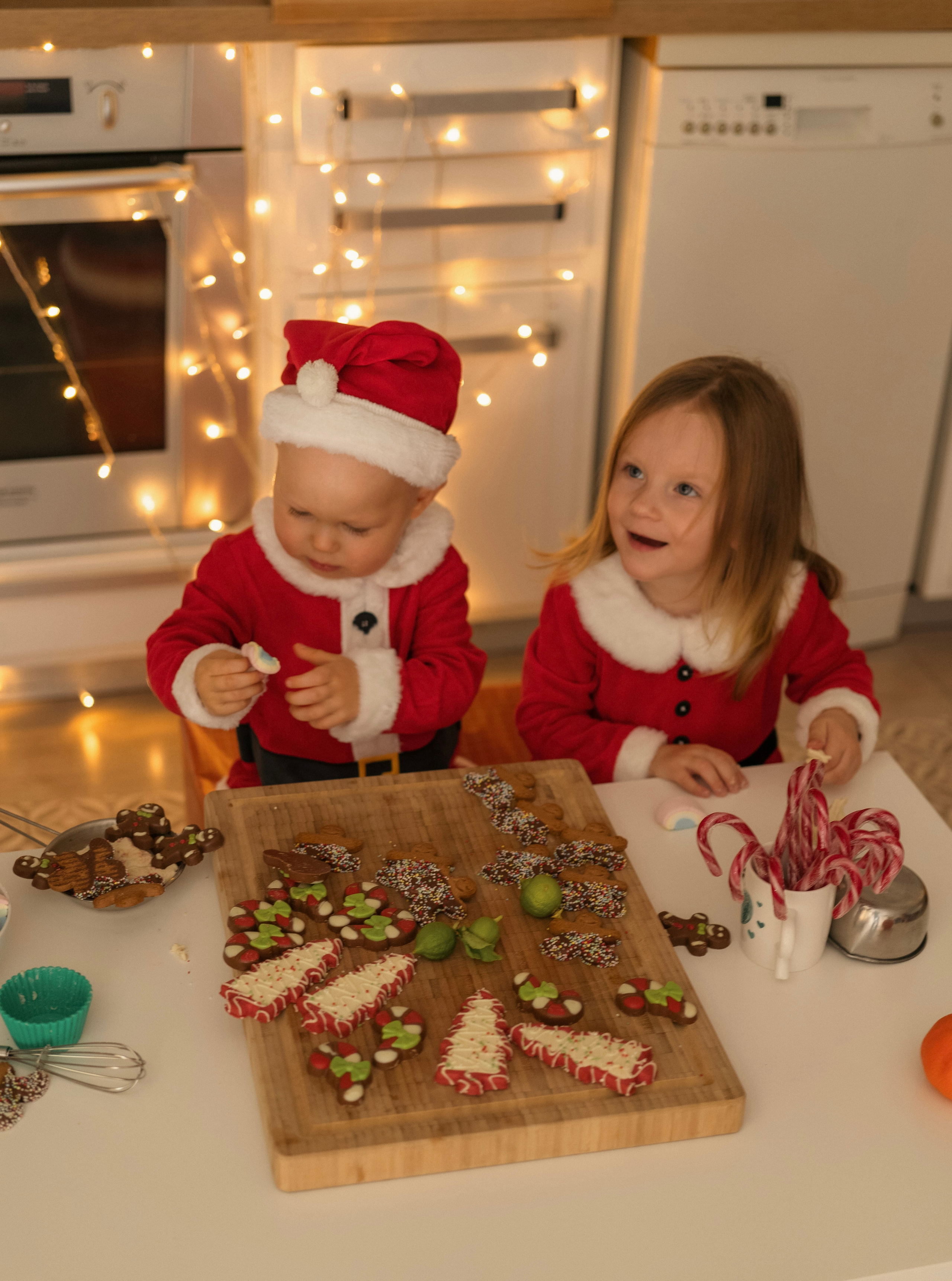 « les assistants du Père Noël ». Photos by Vechkaeva