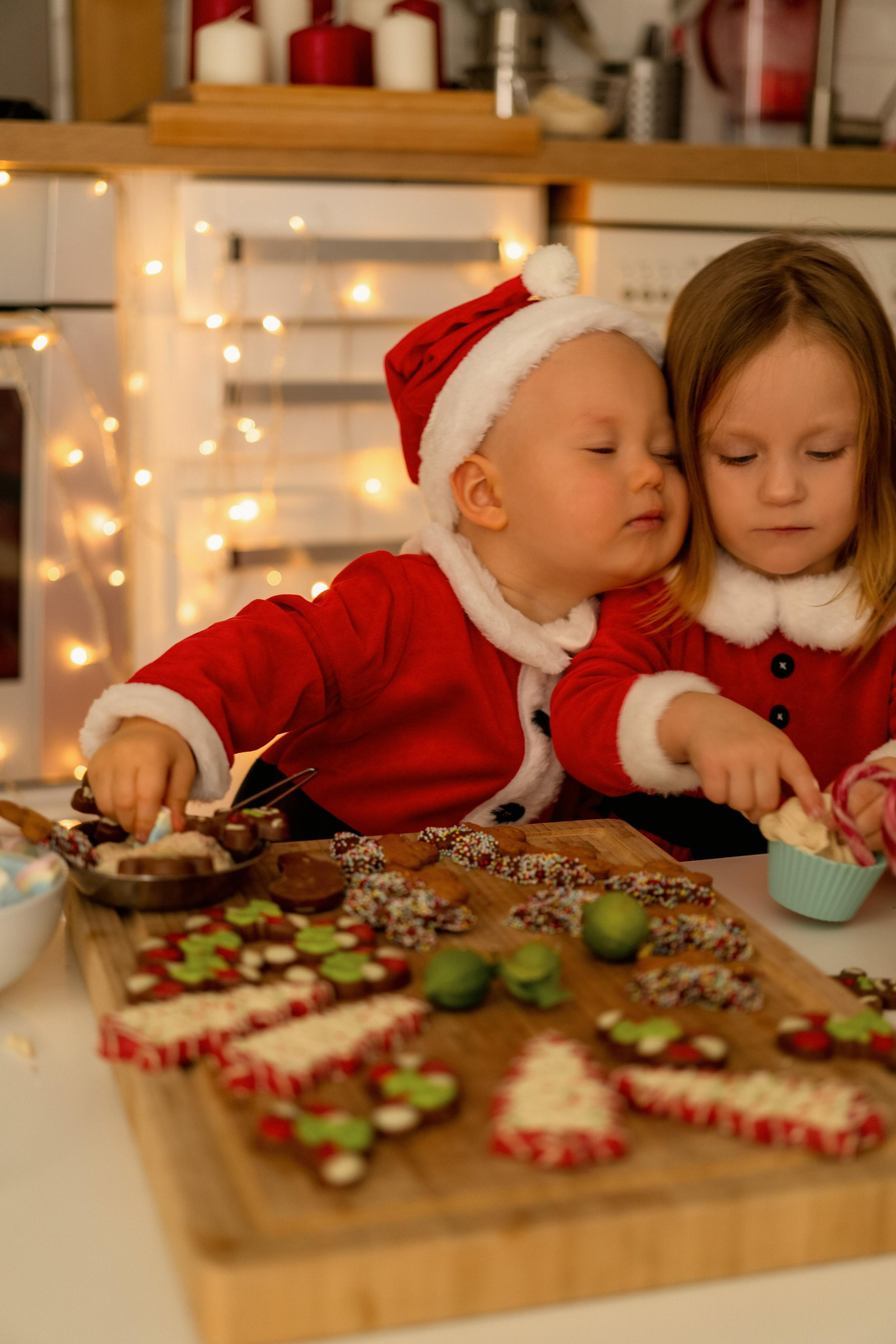 « les assistants du Père Noël ». Photos by Vechkaeva