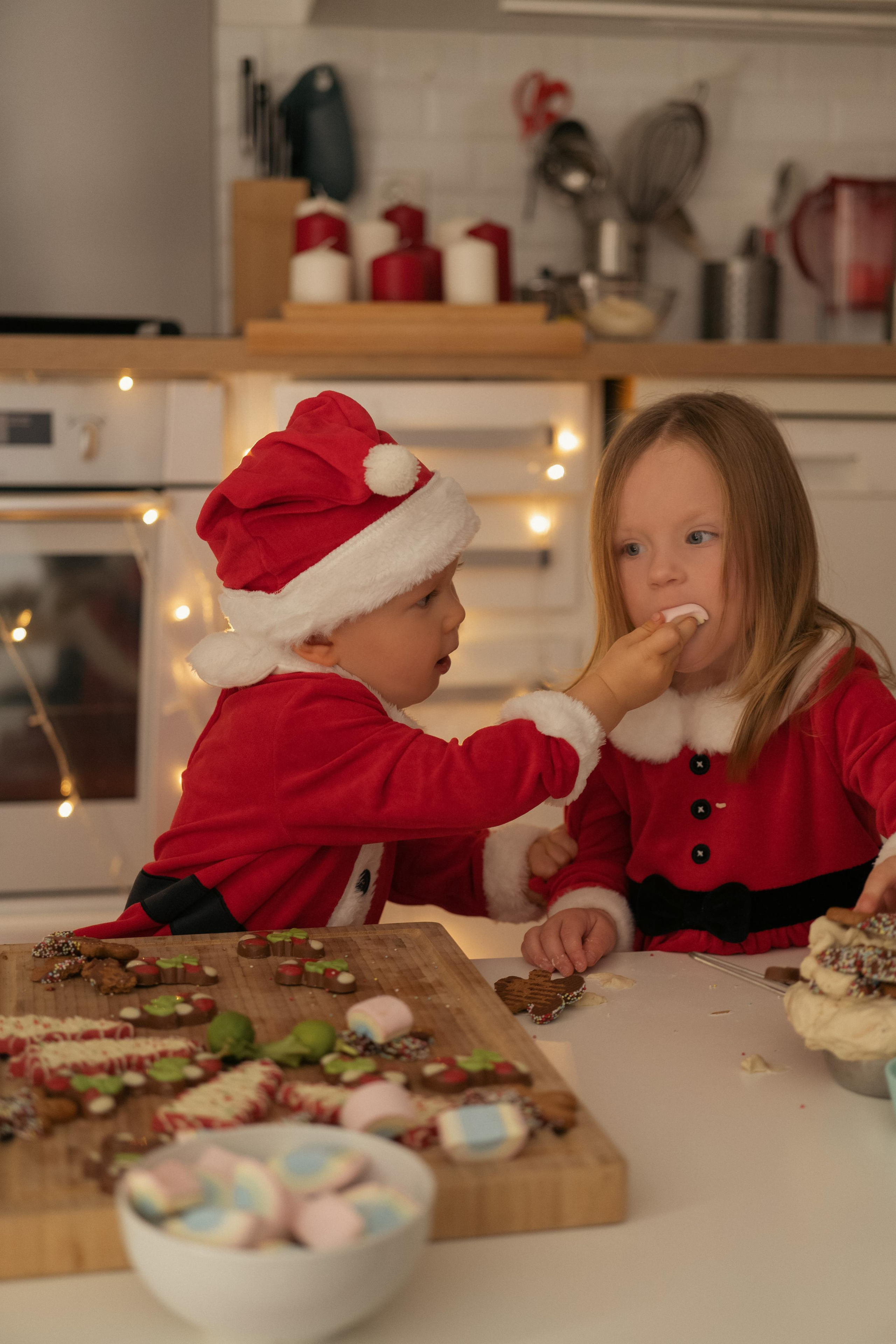 « les assistants du Père Noël ». Photos by Vechkaeva