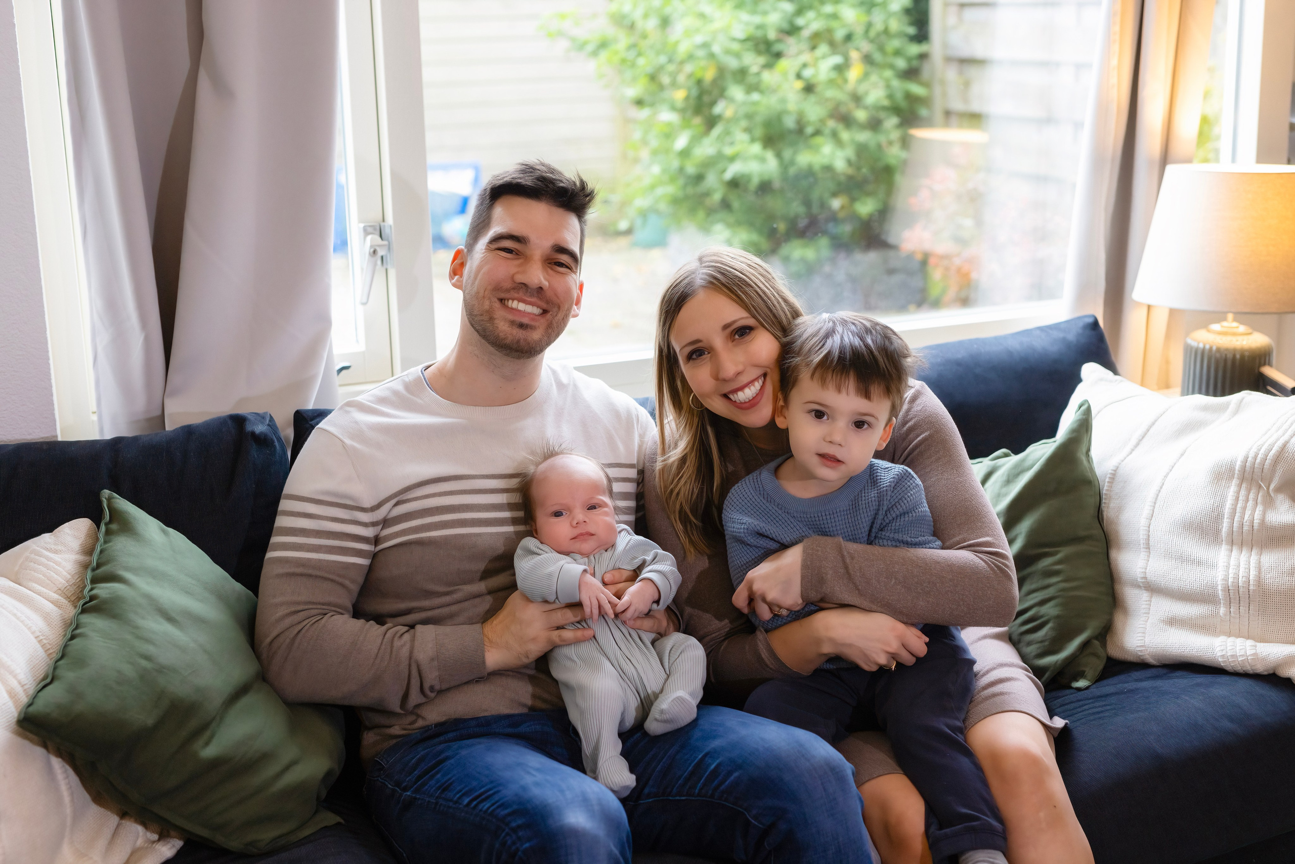 Lieve newborn momenten vastgelegd in een lifestyle sessie door Irina Hoek.