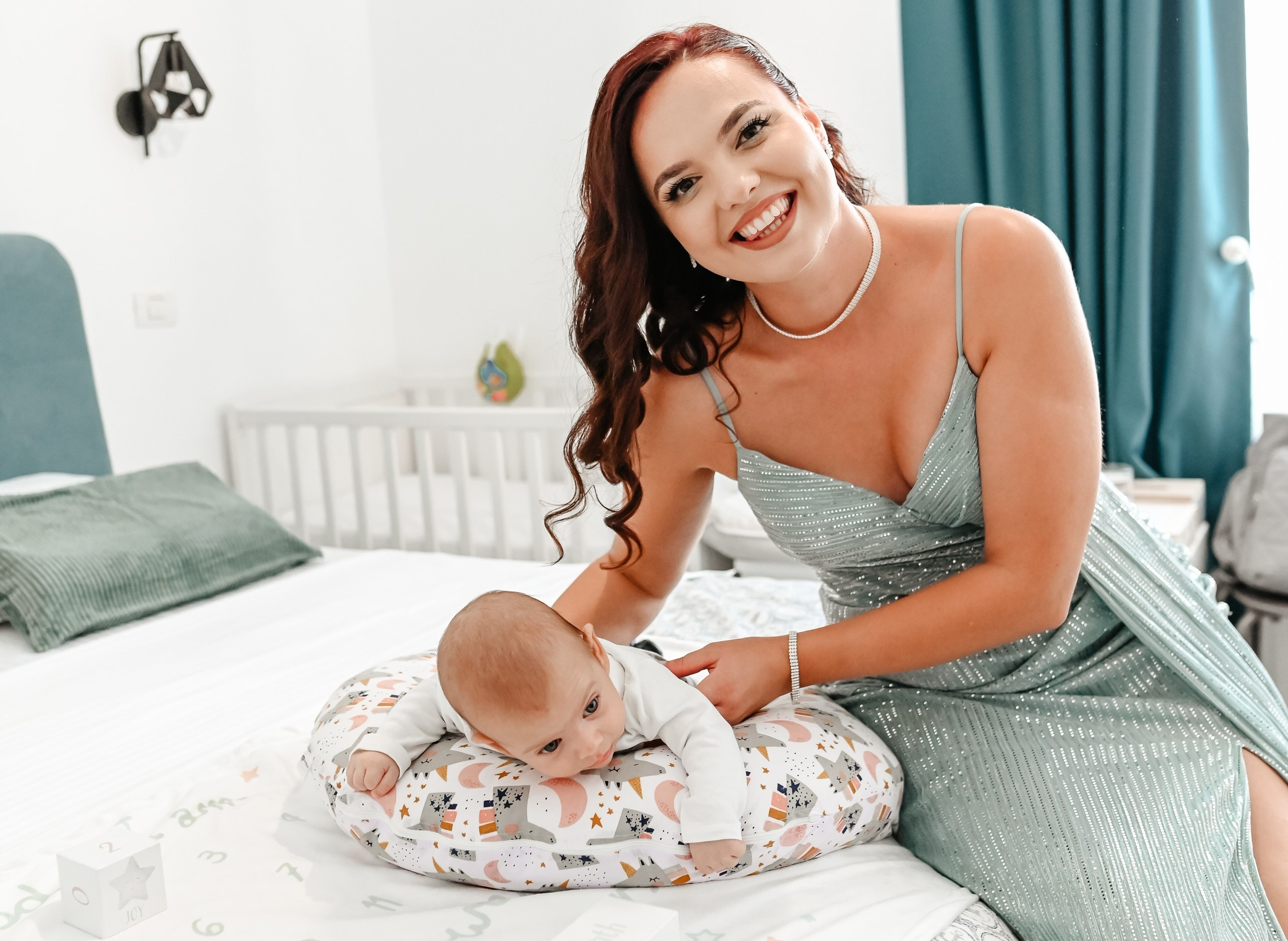 Nașii țin copilul în brațe – fotografie simbolică de botez Ana Maria Drăgan