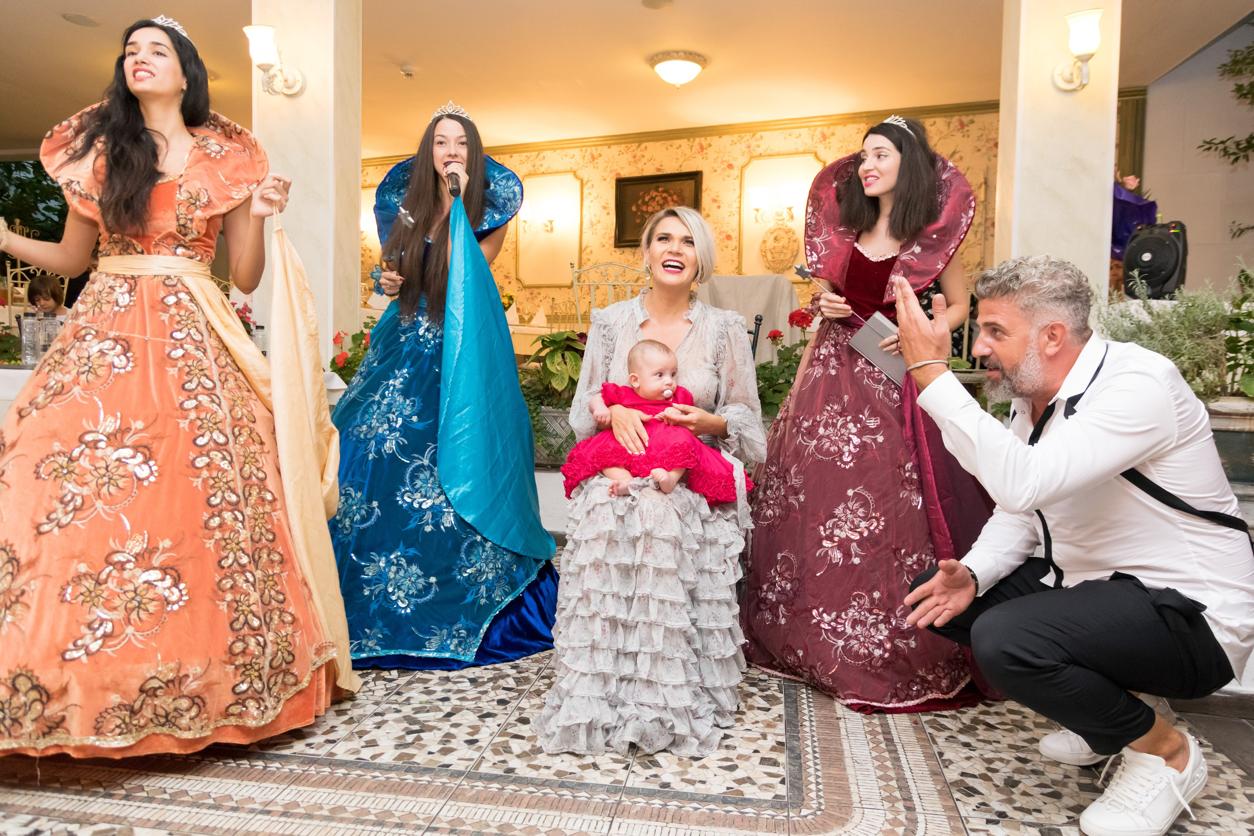 Fotograf botez, sedinta foto acasa, fotografii cu bebe, fotograf profesionist botez Bucuresti, sedinta foto de familie, sedinta foto cu bebe, fotografii la botez acasa, fotografii pregatiri bebe, botezul bebelusului, obiceiuri la botez, fotograf pentru botez, oferta foto botez, fotograf profesionist Bucuresti, botez restaurant Zexe