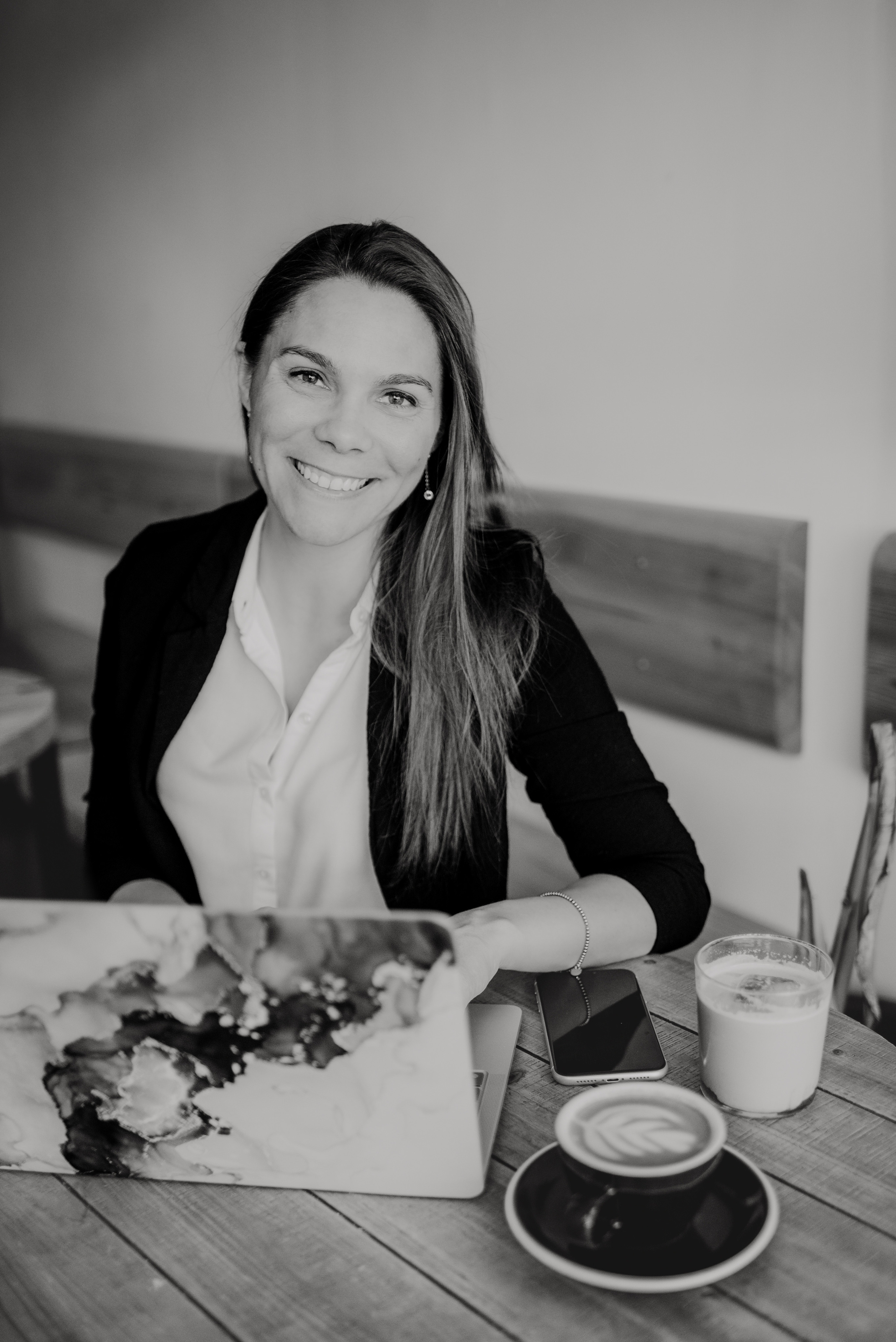 Rhiannon. Lifestyle, wedding and family photographer